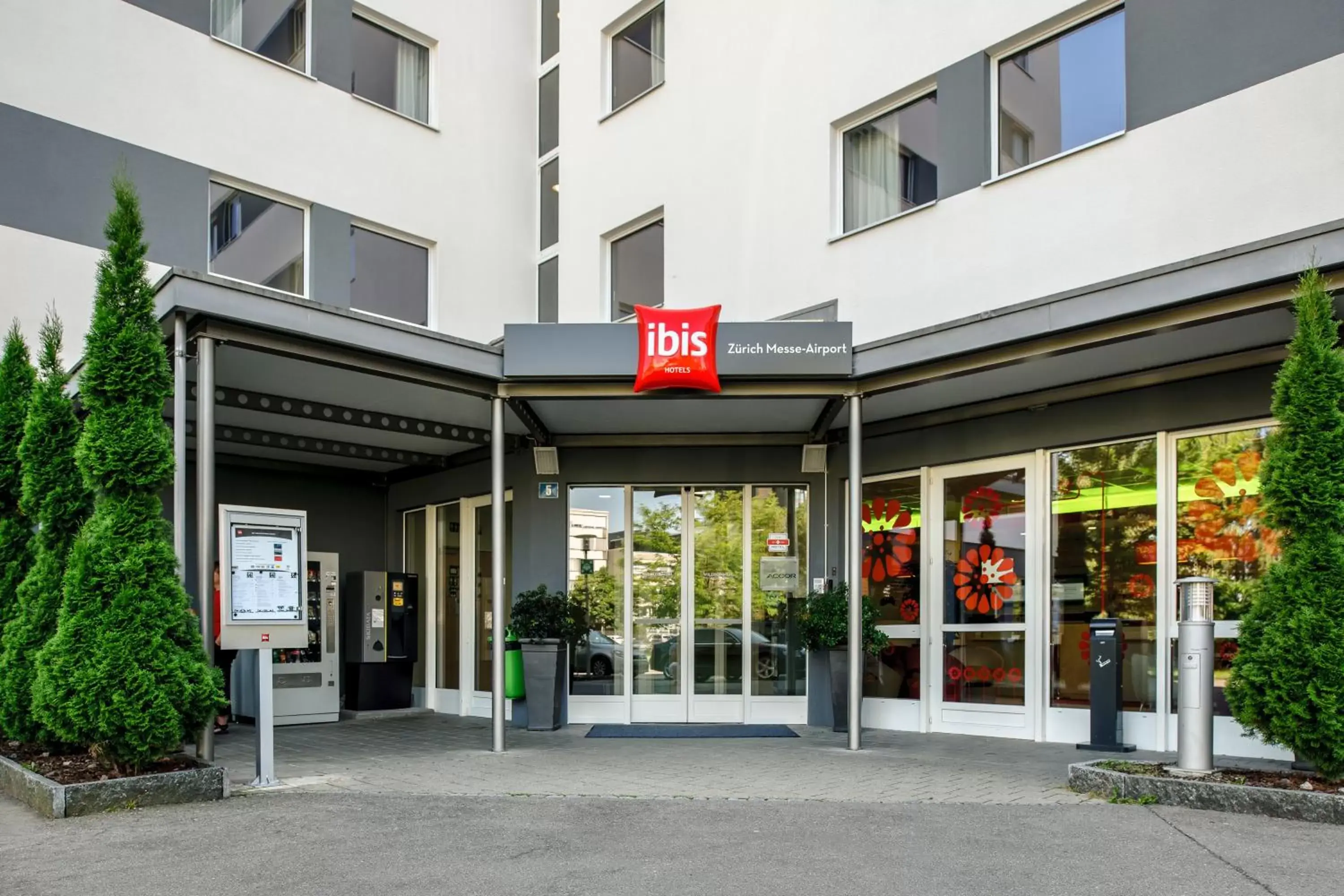 Facade/entrance, Property Building in ibis Zürich Messe Airport