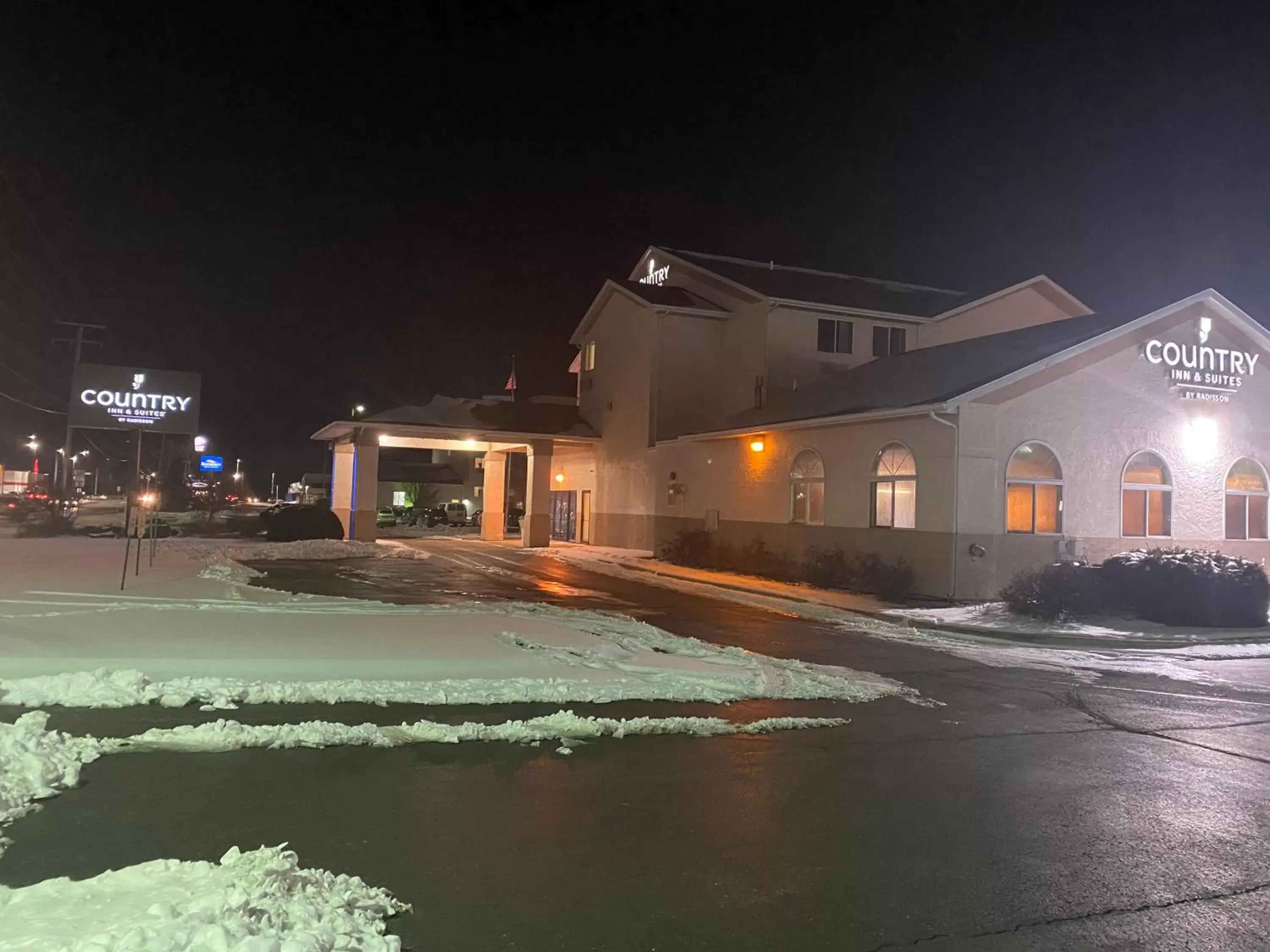 Property building, Winter in Country Inn & Suites by Radisson, Auburn, IN