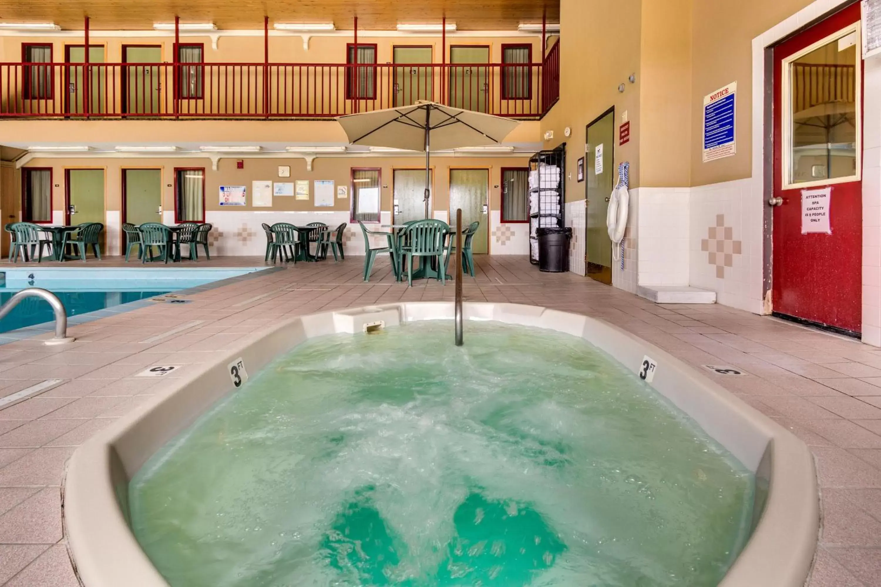 Hot Tub, Swimming Pool in Fireside Inn and Suites