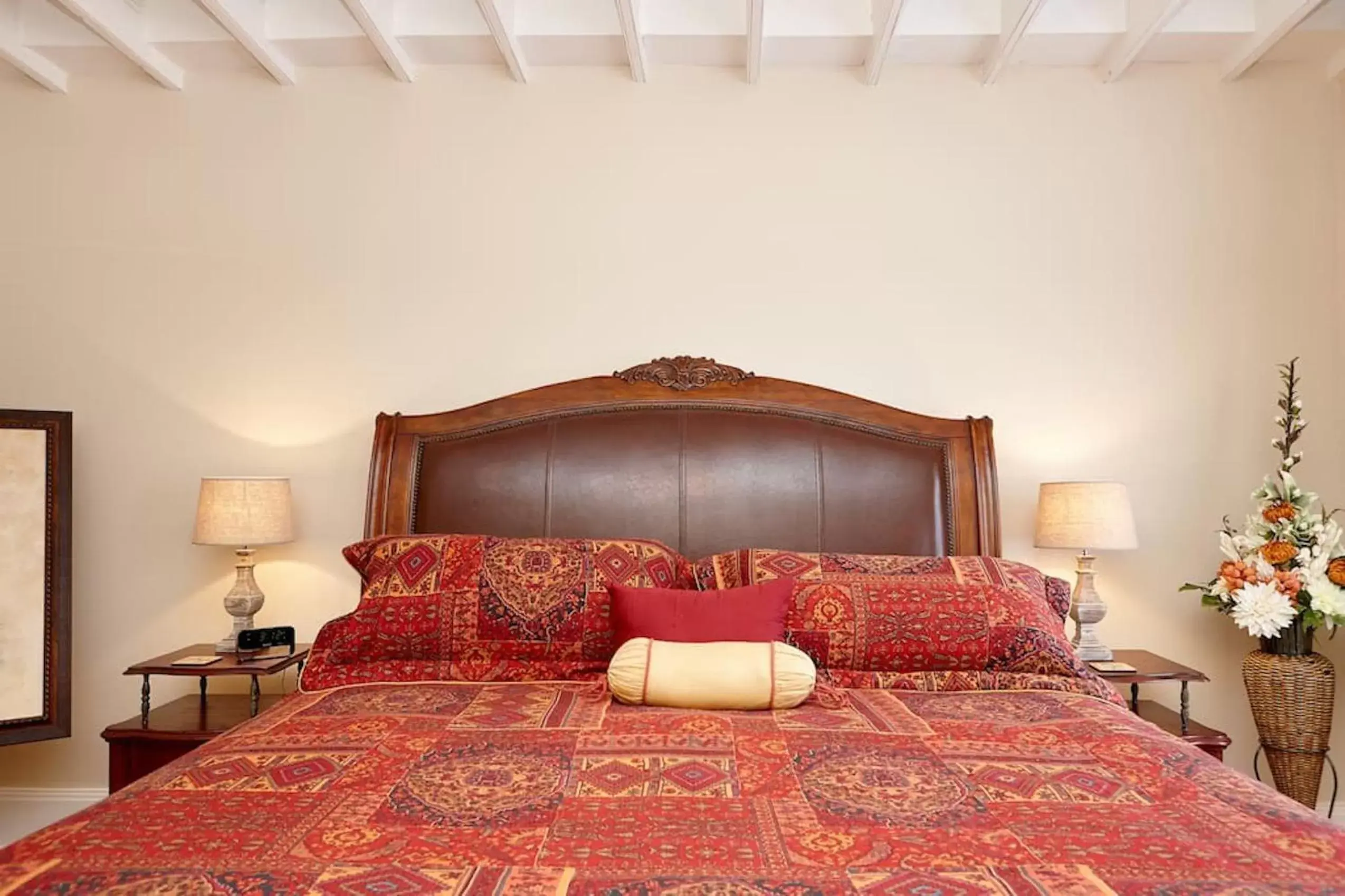 Bedroom, Bed in Cheltenham Suites