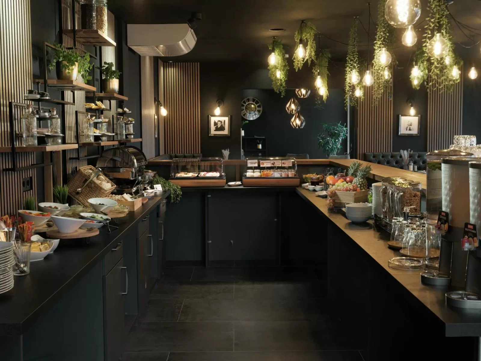 Restaurant/places to eat in THE ROOMS - Hotel & House