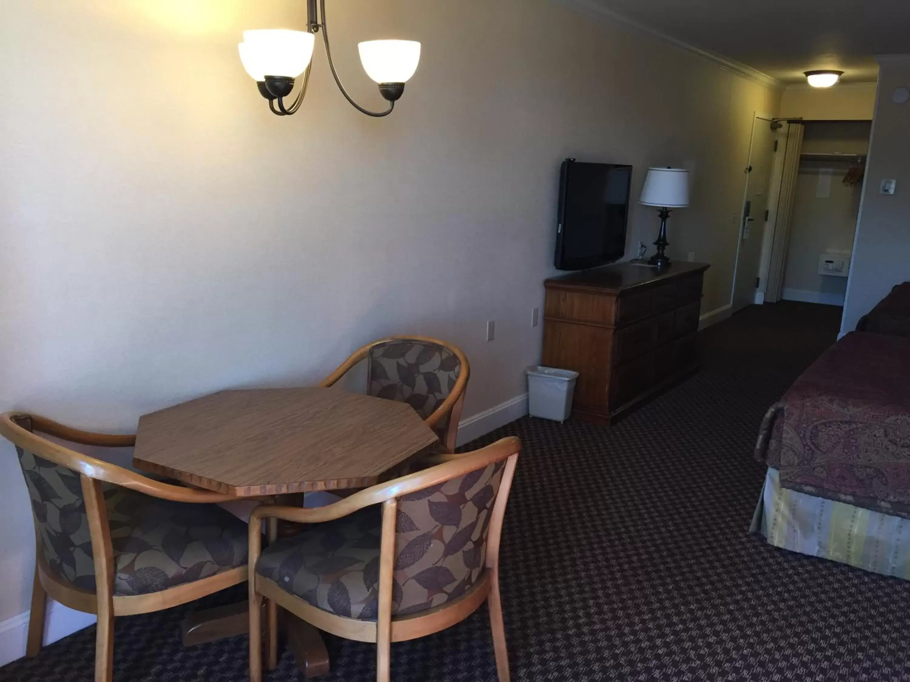 Photo of the whole room, Seating Area in Coventry Motor Inn