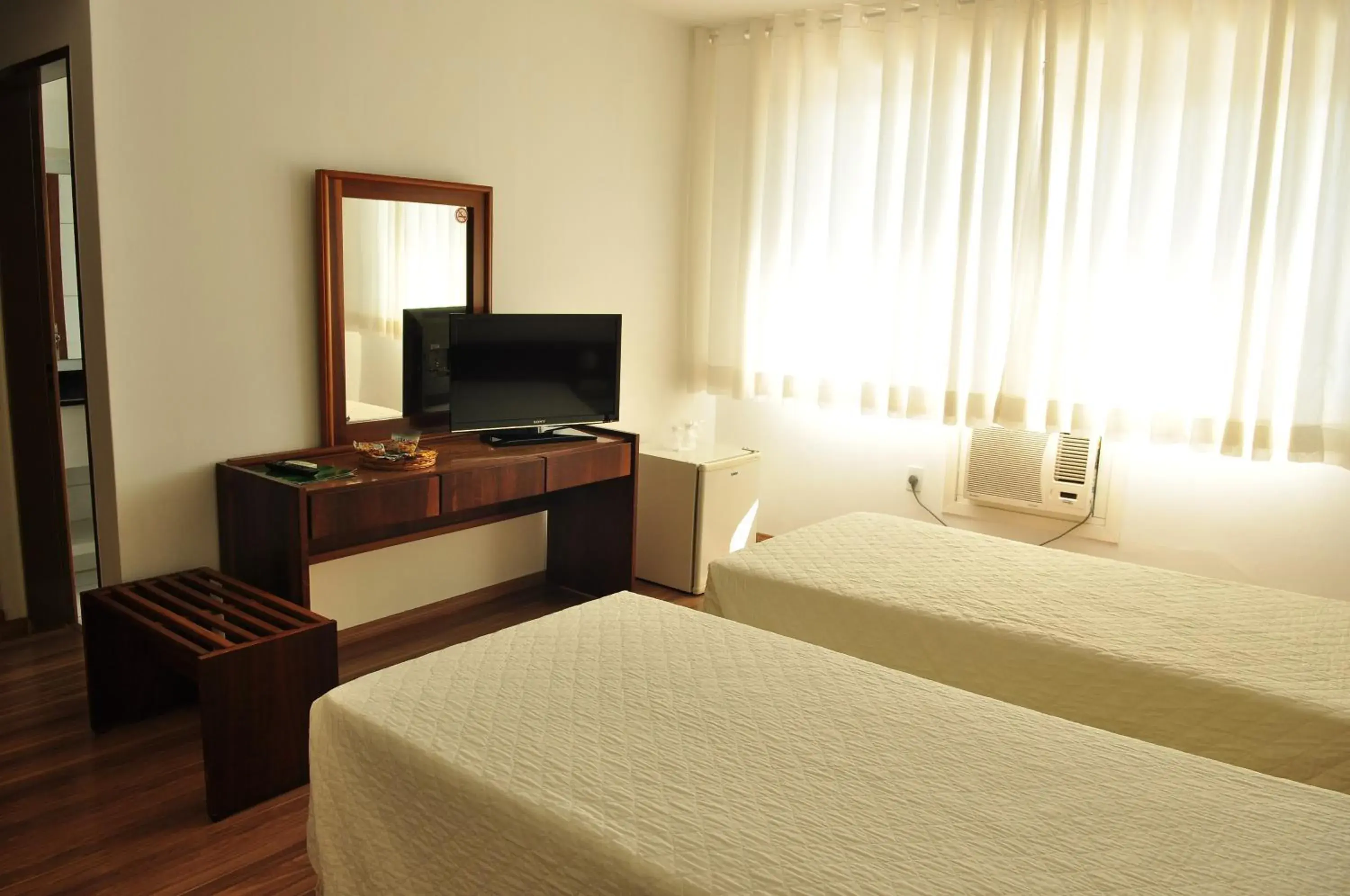 Photo of the whole room, Bed in Canoas Parque Hotel