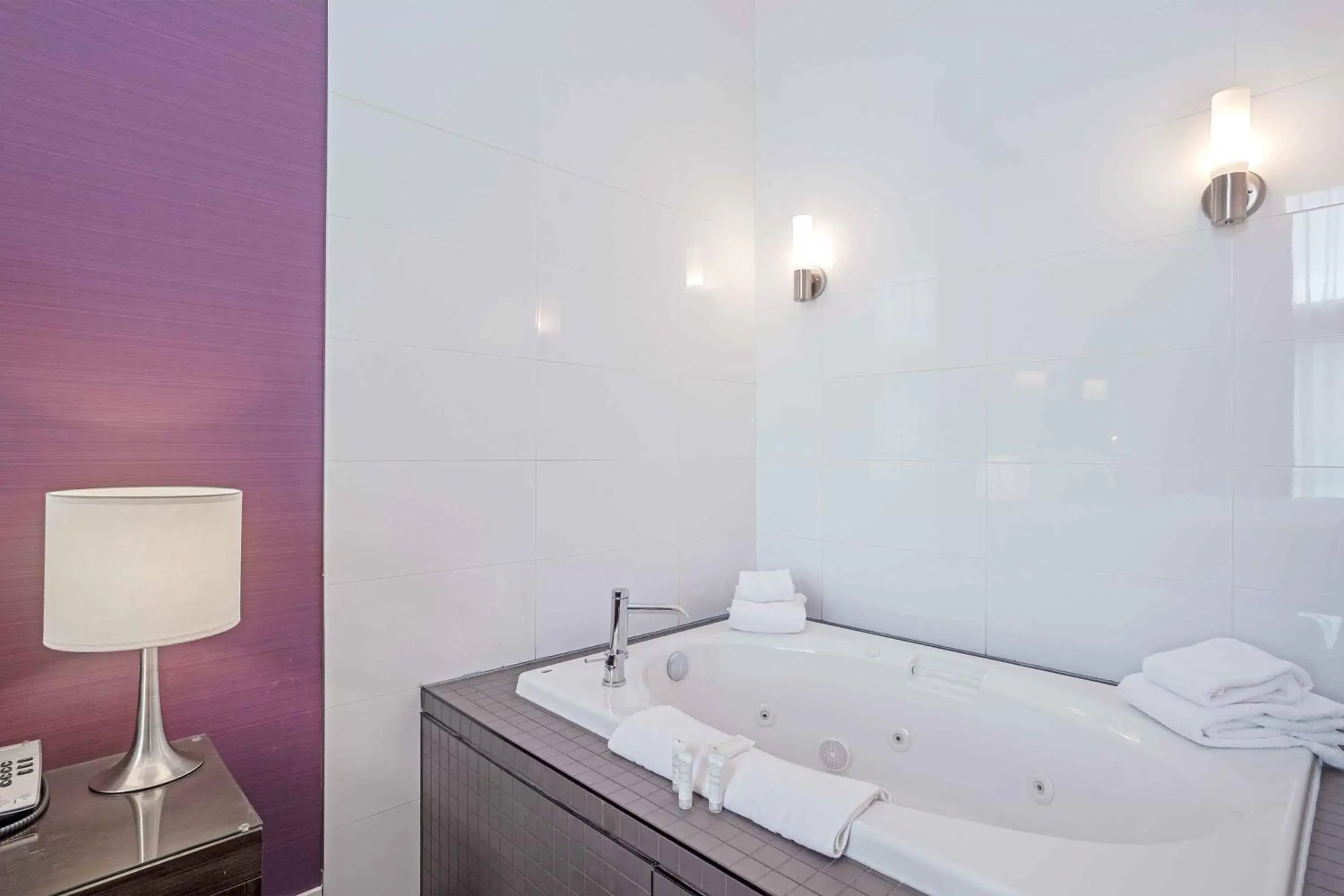 Spa and wellness centre/facilities, Bathroom in Sandman Signature Kamloops Hotel