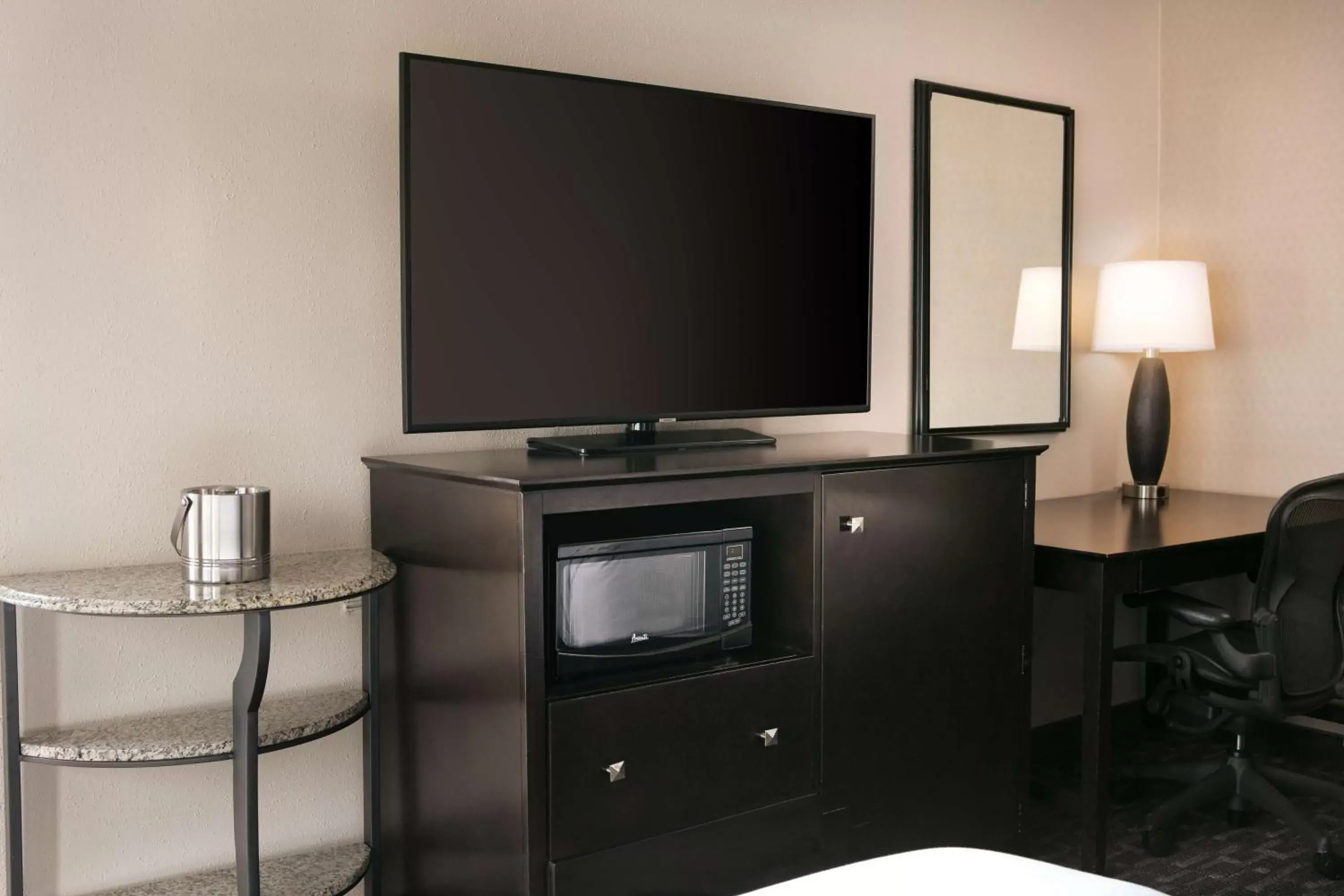 Bedroom, TV/Entertainment Center in DoubleTree by Hilton Dallas Market Center