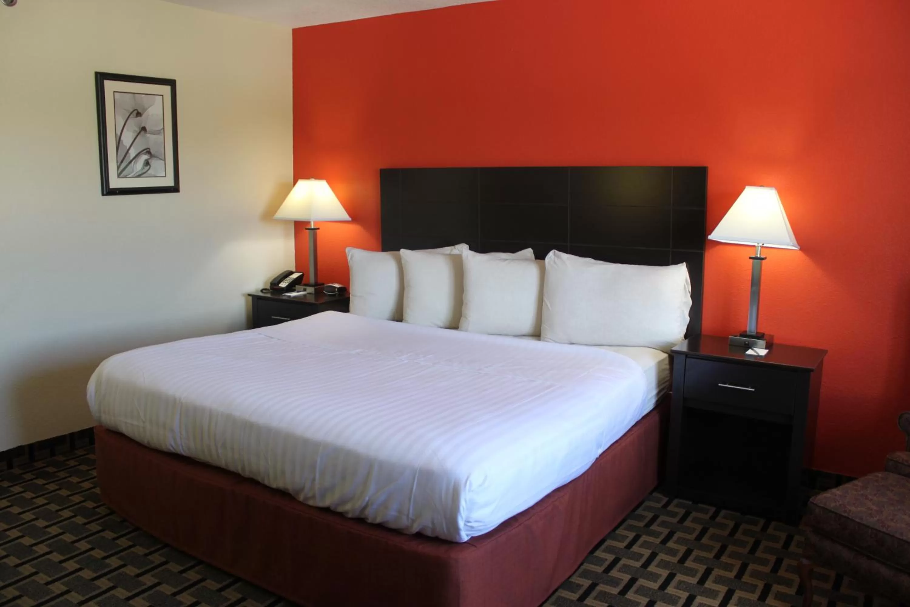 Bedroom, Bed in AmericInn by Wyndham West Burlington