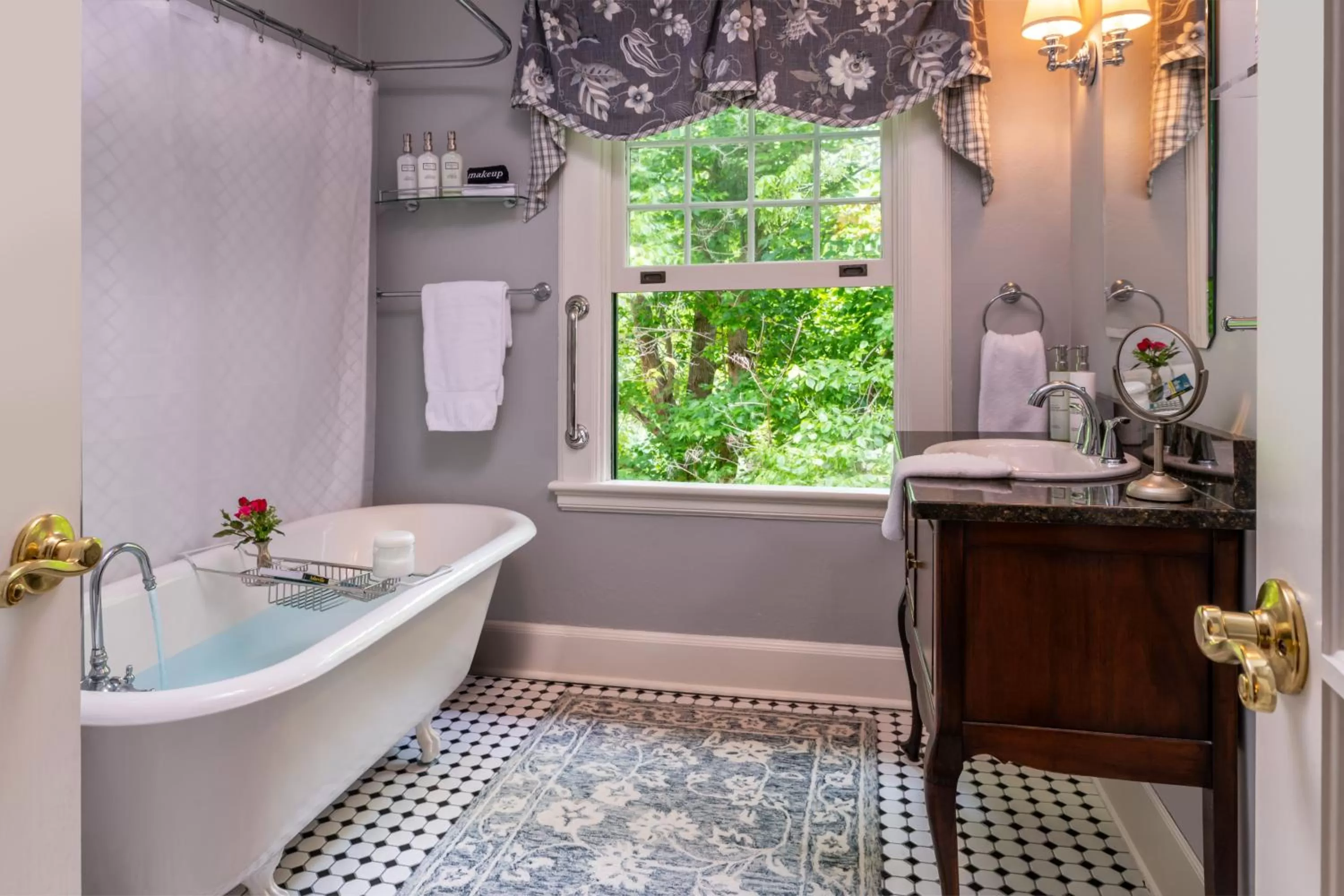 Bath in Pinecrest Bed & Breakfast
