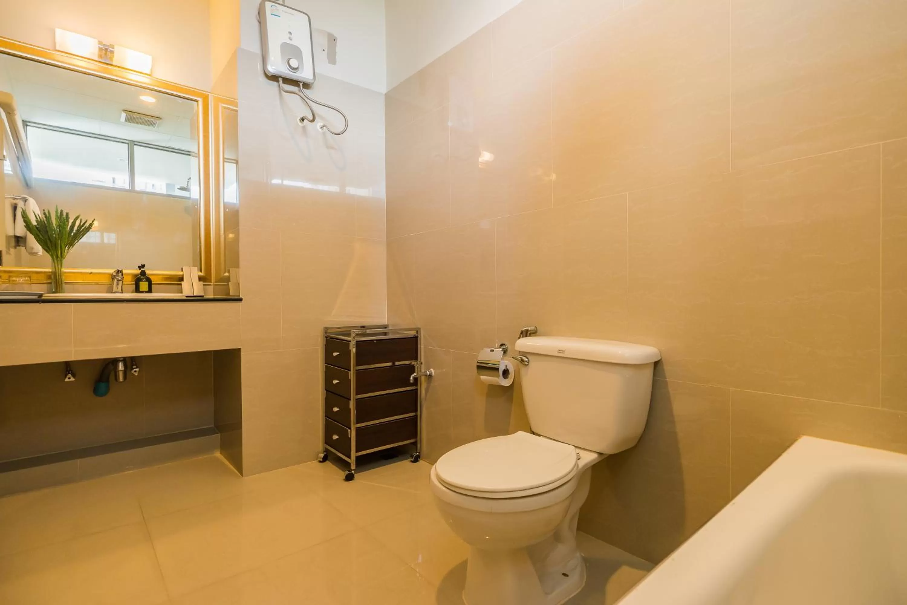 Bathroom in Asoke Residence Sukhumvit by UHG