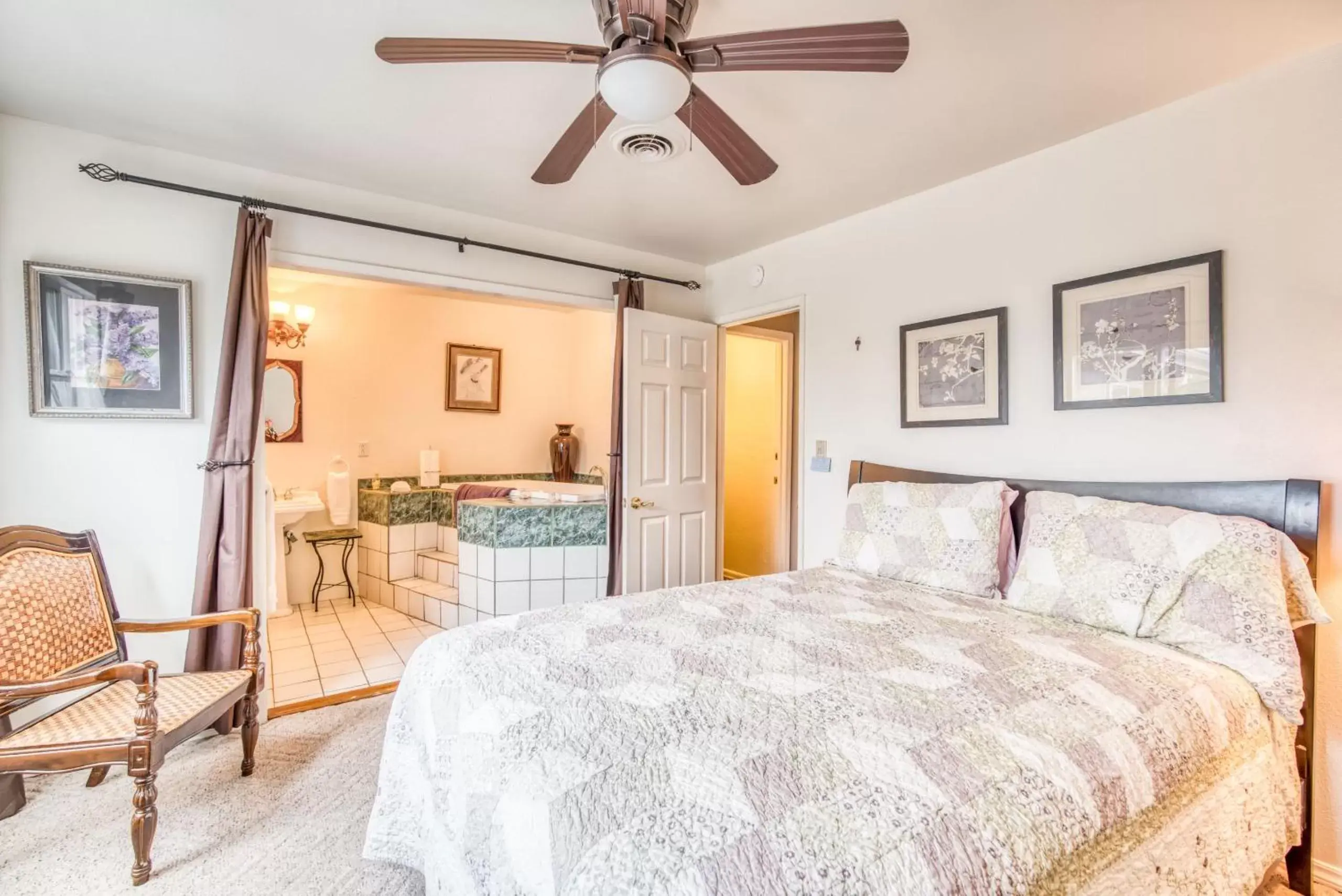 Double Room with Private Bathroom in A Bed of Roses