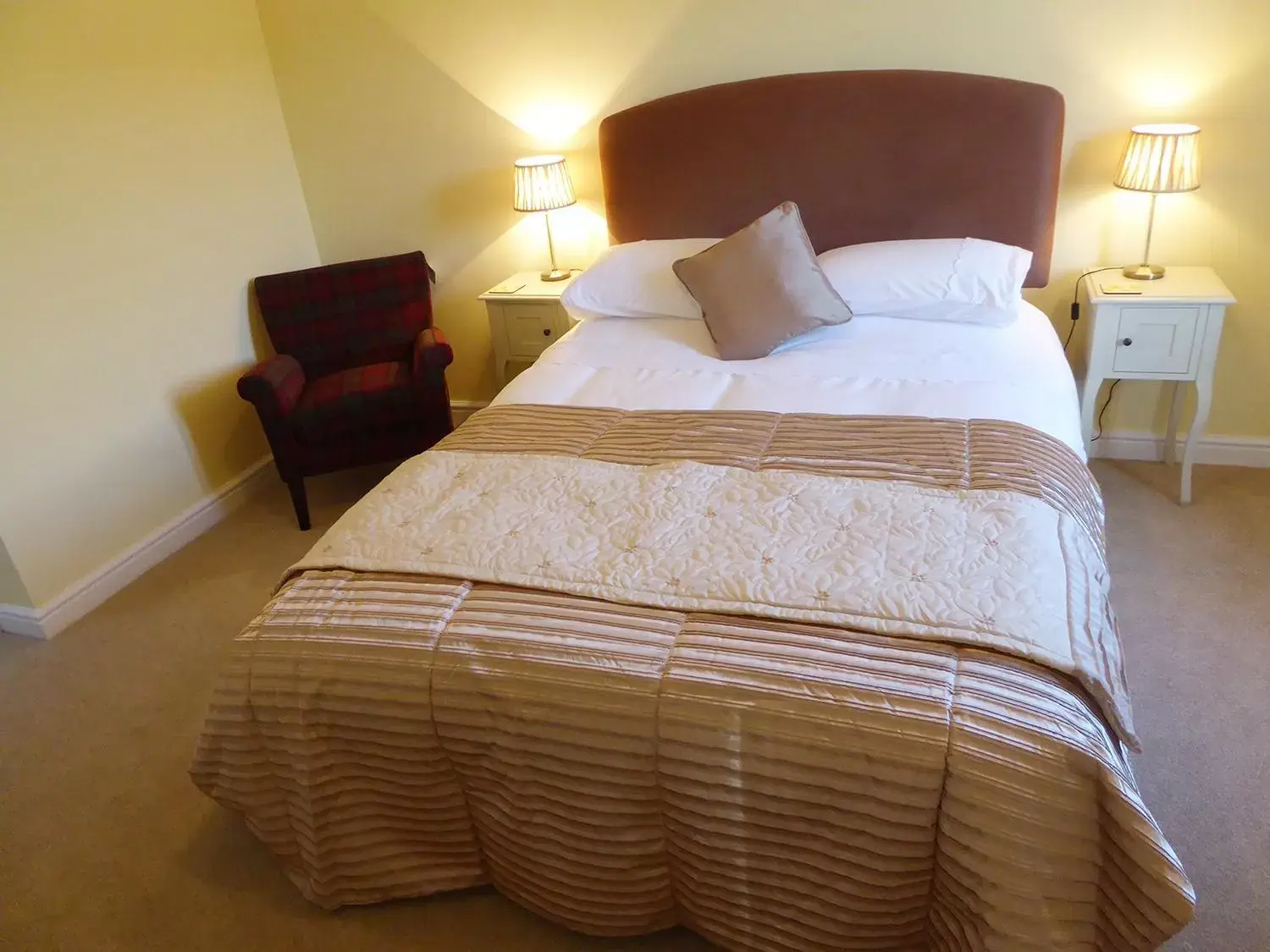 Photo of the whole room, Bed in Pump Cottage