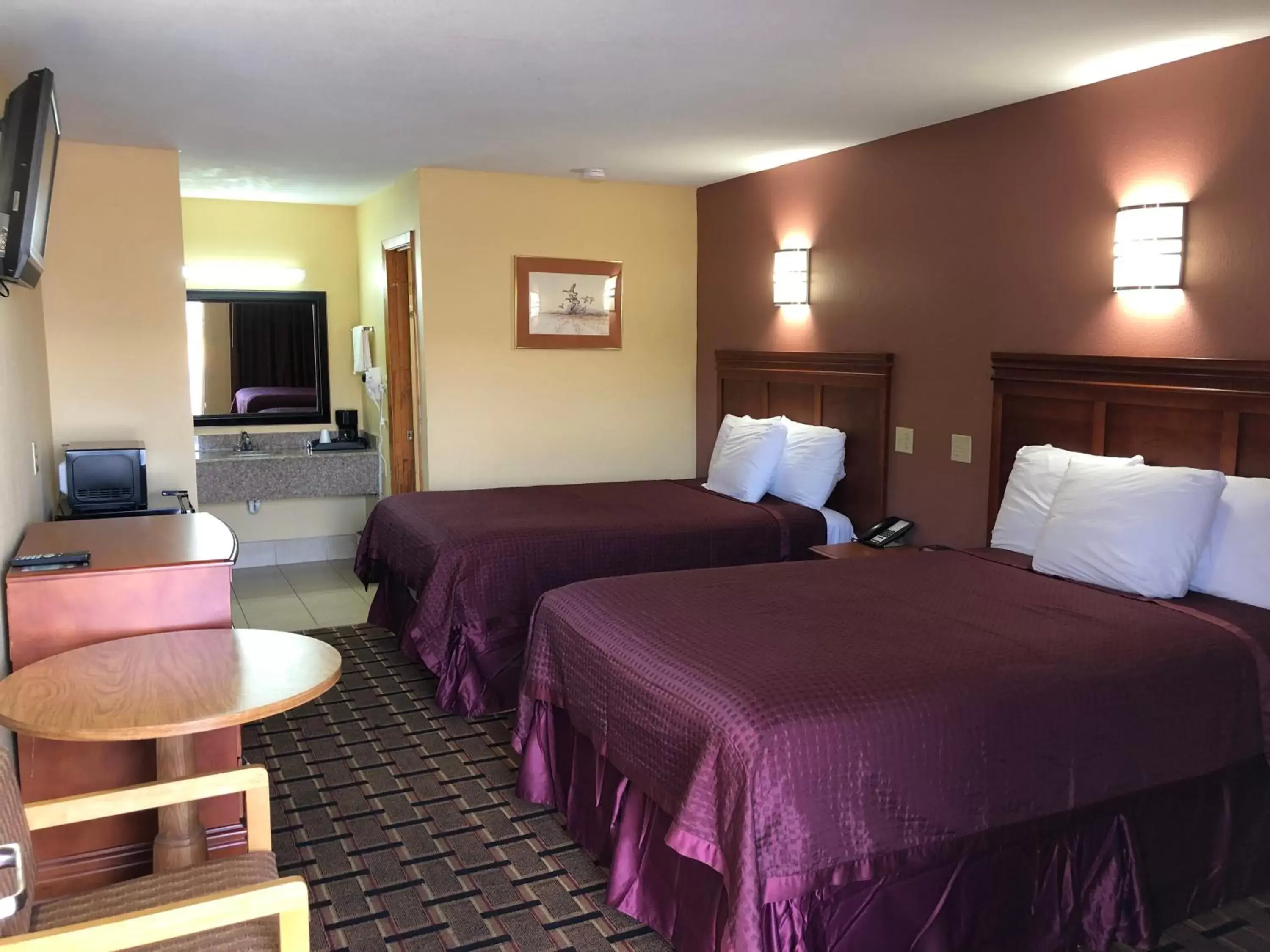 Bed in Americas Best Value Inn-Indianola