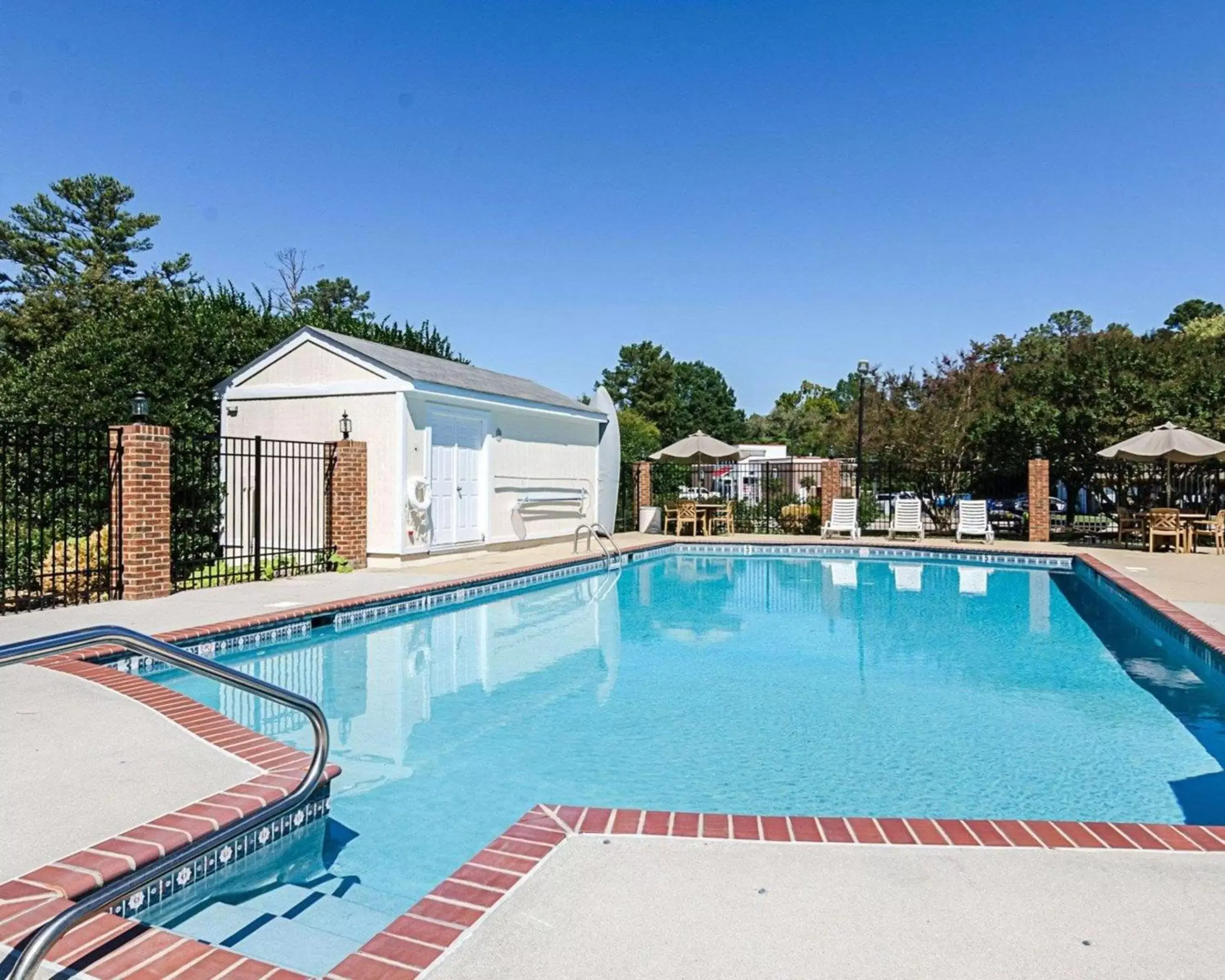 On site, Swimming Pool in Rodeway Inn Historic