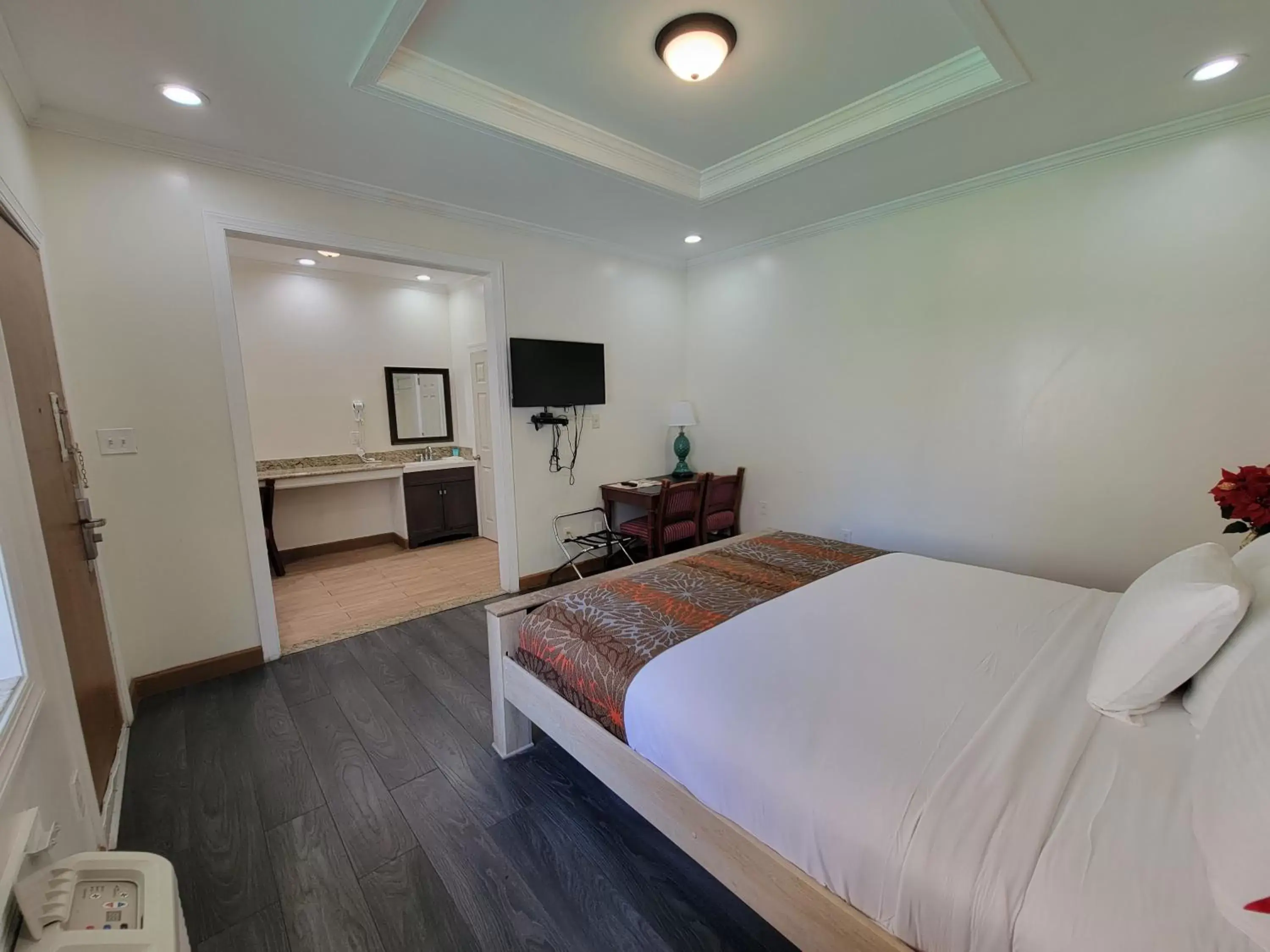 Photo of the whole room, Bed in Eldorado Atlantic City Beach Block Photo of the whole room, Bed in Eldorado Atlantic City Beach Block