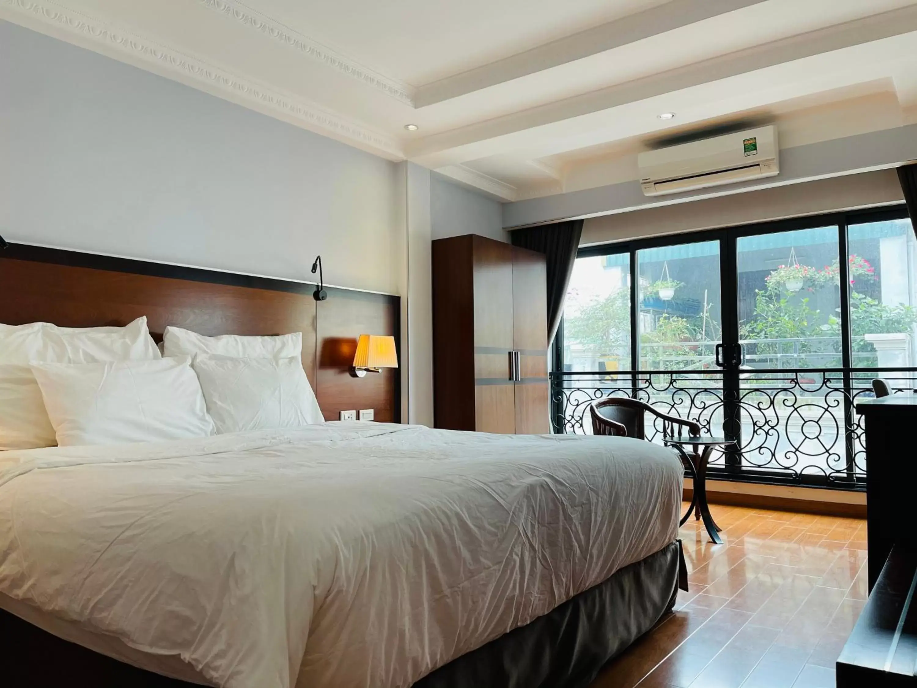 View (from property/room), Bed in The Vancouver Hotel - Ninh Binh