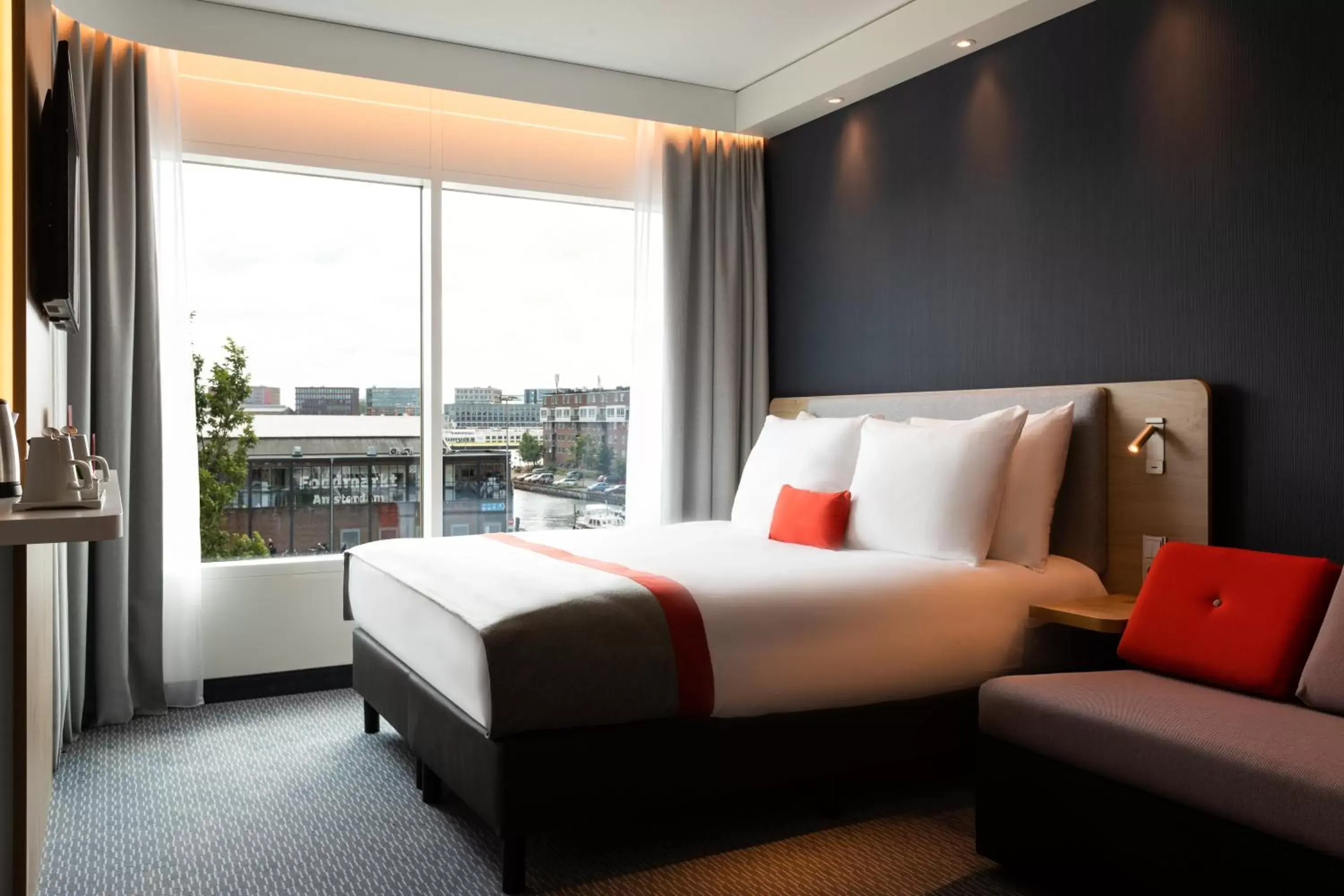 Bedroom, Bed in Holiday Inn Express Amsterdam - North Riverside, an IHG Hotel