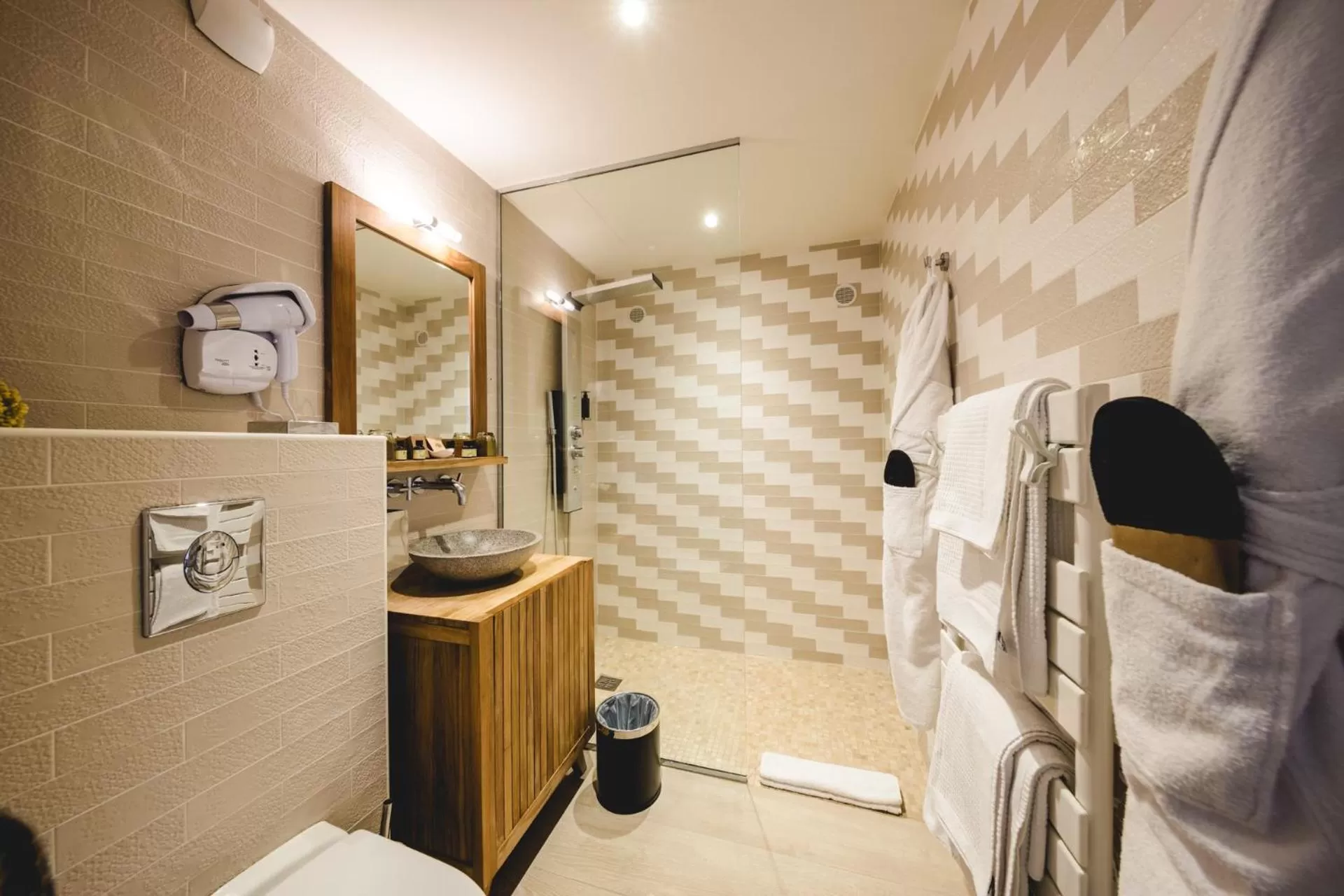 Shower, Bathroom in Le Petit Palais D'Aglae