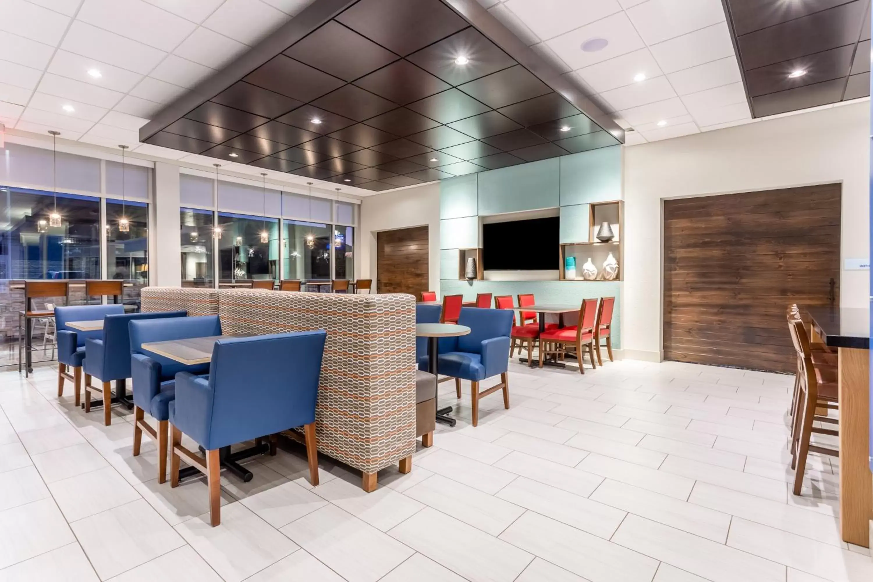 Breakfast, Lounge/Bar in Holiday Inn Express & Suites - Florence - Cincinnati Airport, an IHG Hotel