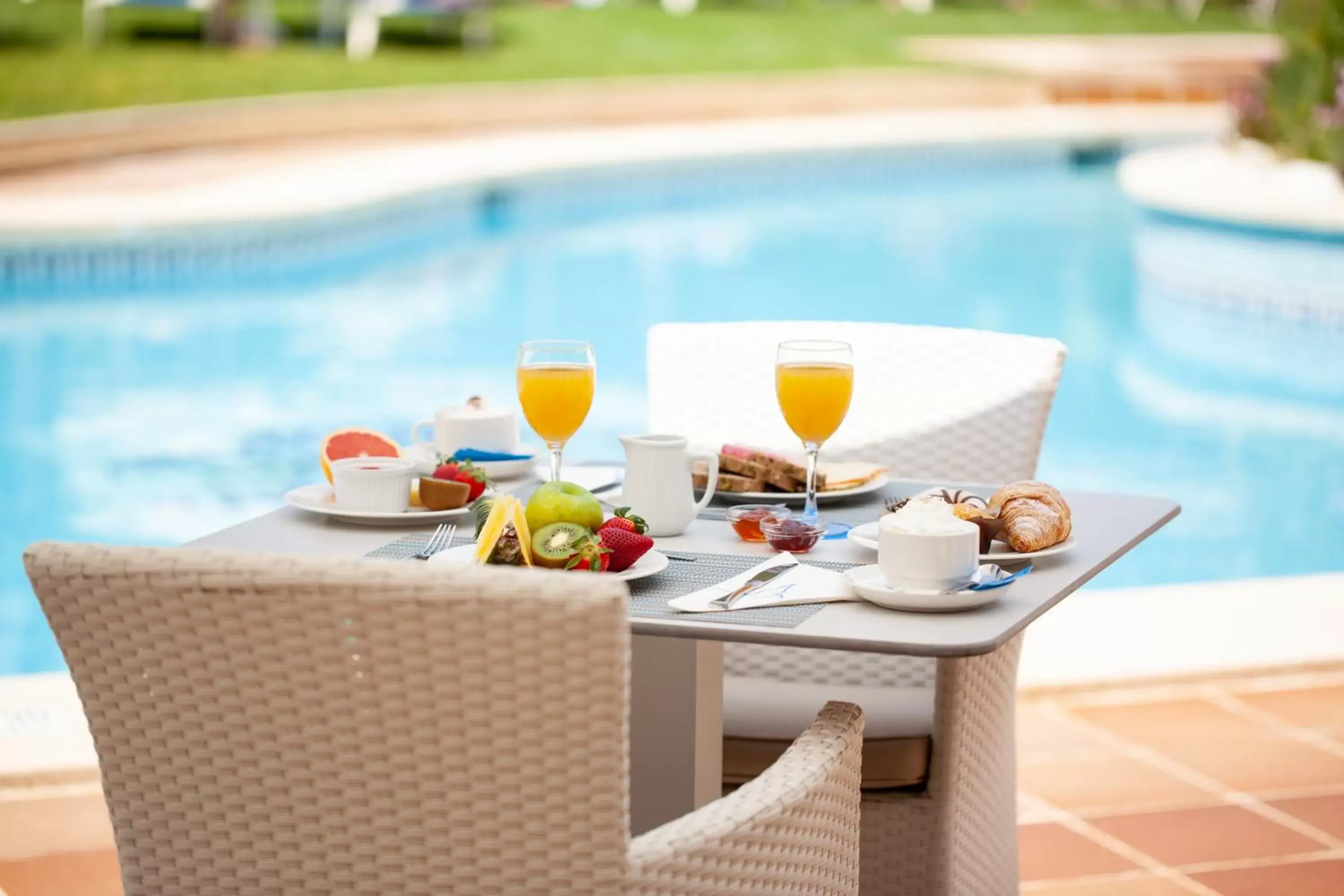 Lounge or bar, Swimming Pool in Grupotel Nilo & Spa