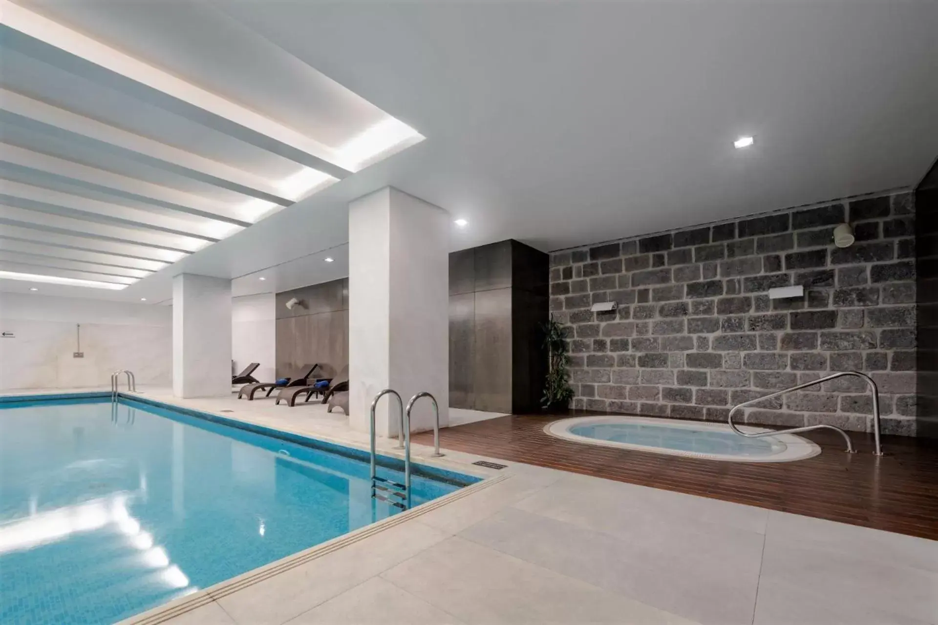 Hot Tub, Swimming Pool in Hotel Marina Atlântico