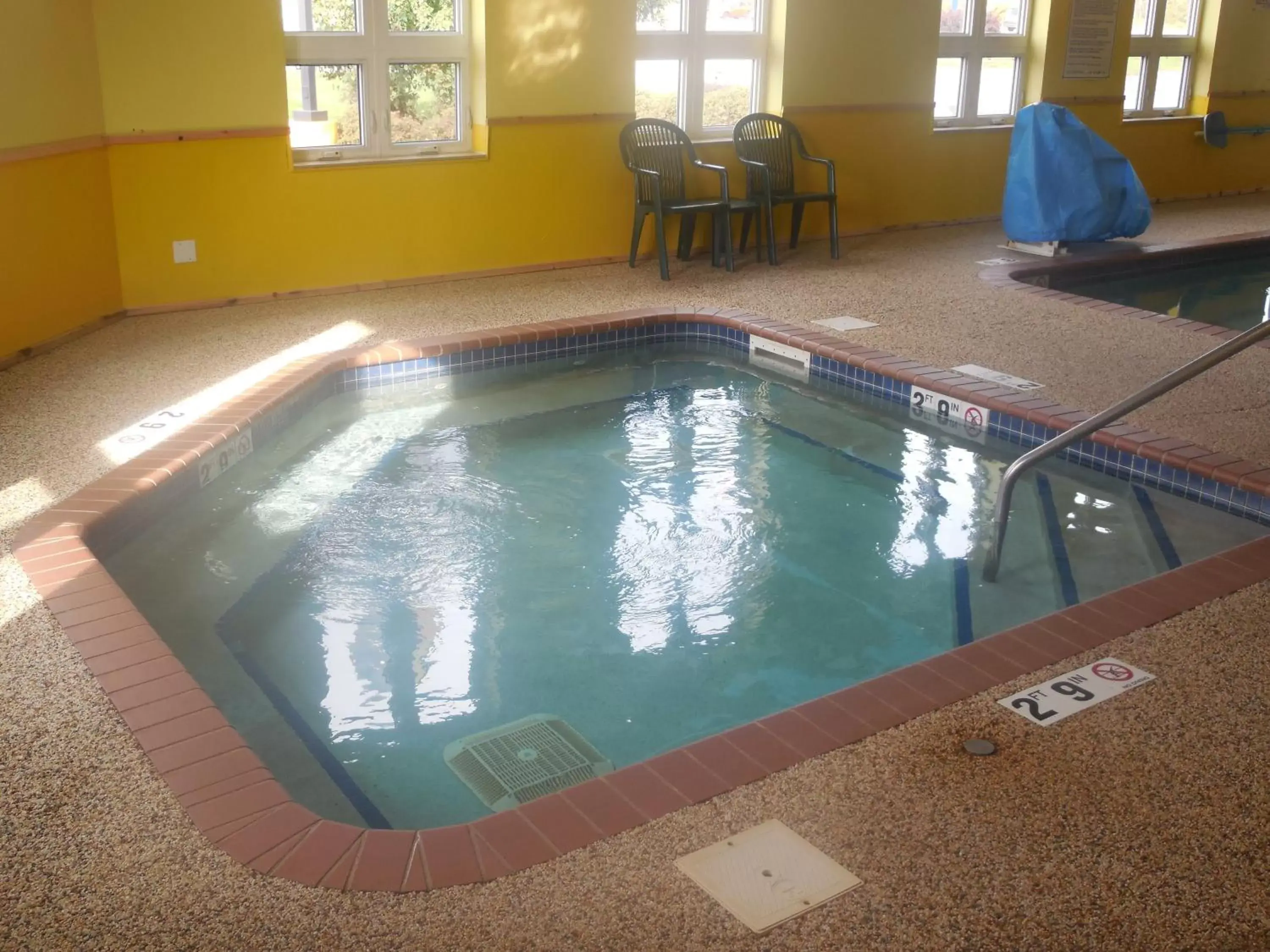 Hot Tub, Swimming Pool in Super 8 by Wyndham Sault Ste. Marie