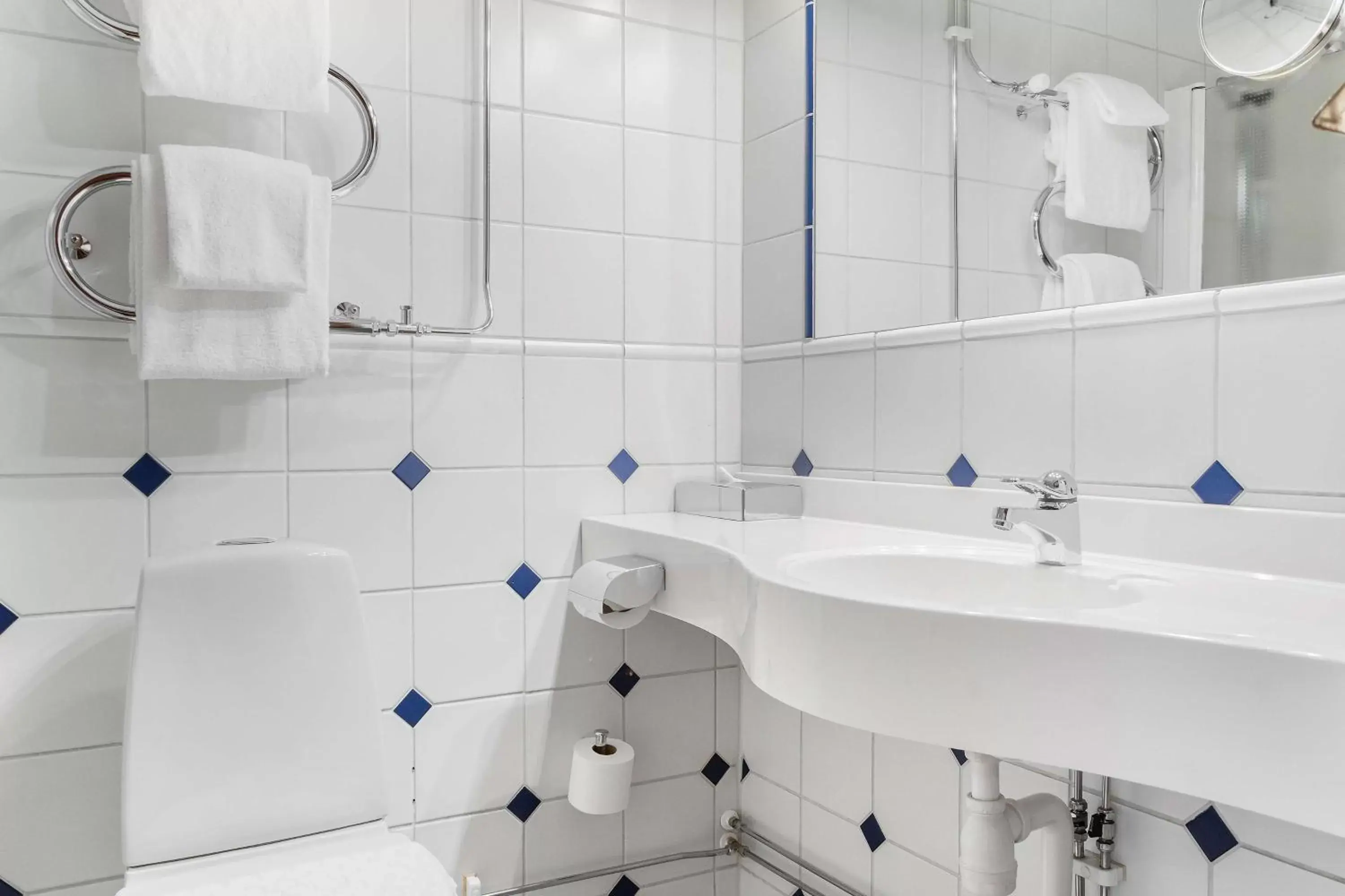 Bathroom in Sure Hotel by Best Western Esplanade