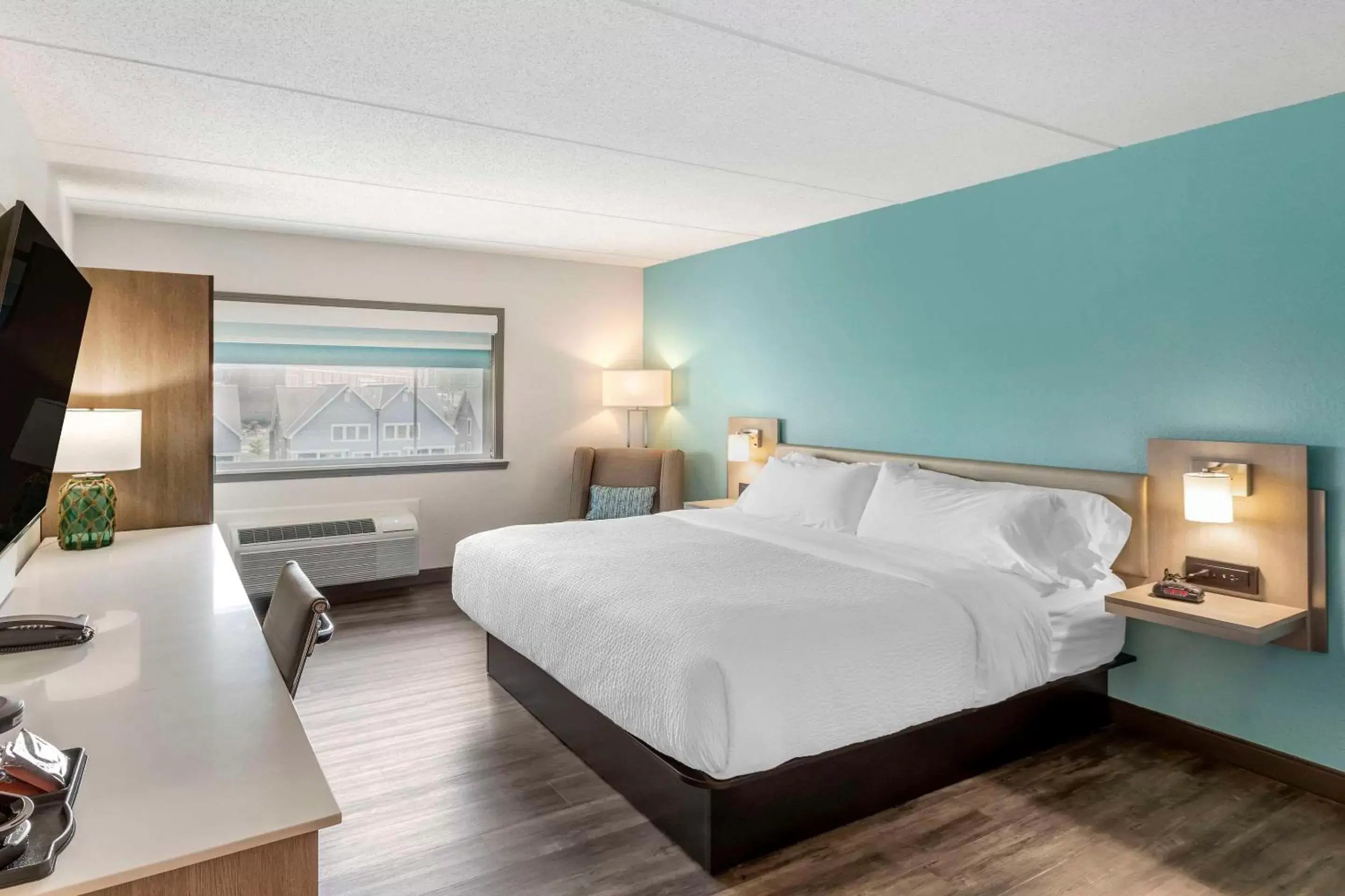 Bedroom, Bed in The Harborview, Ascend Hotel Collection