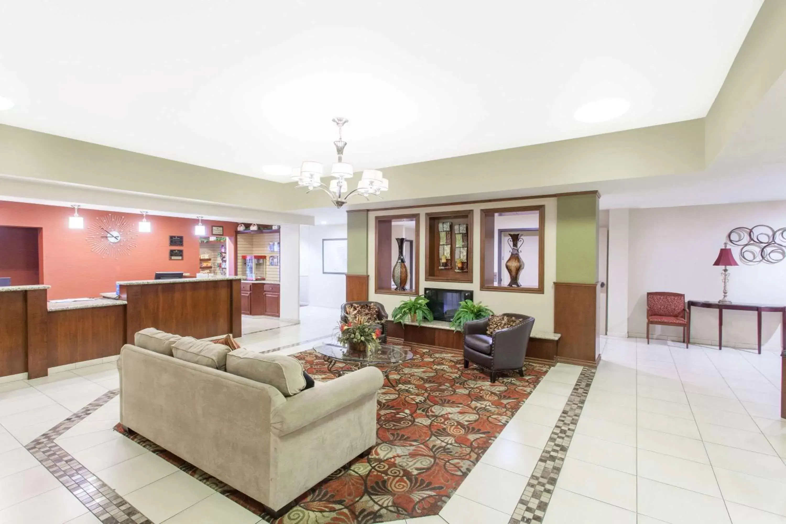 Lobby or reception, Seating Area in Ramada by Wyndham Fresno Northwest