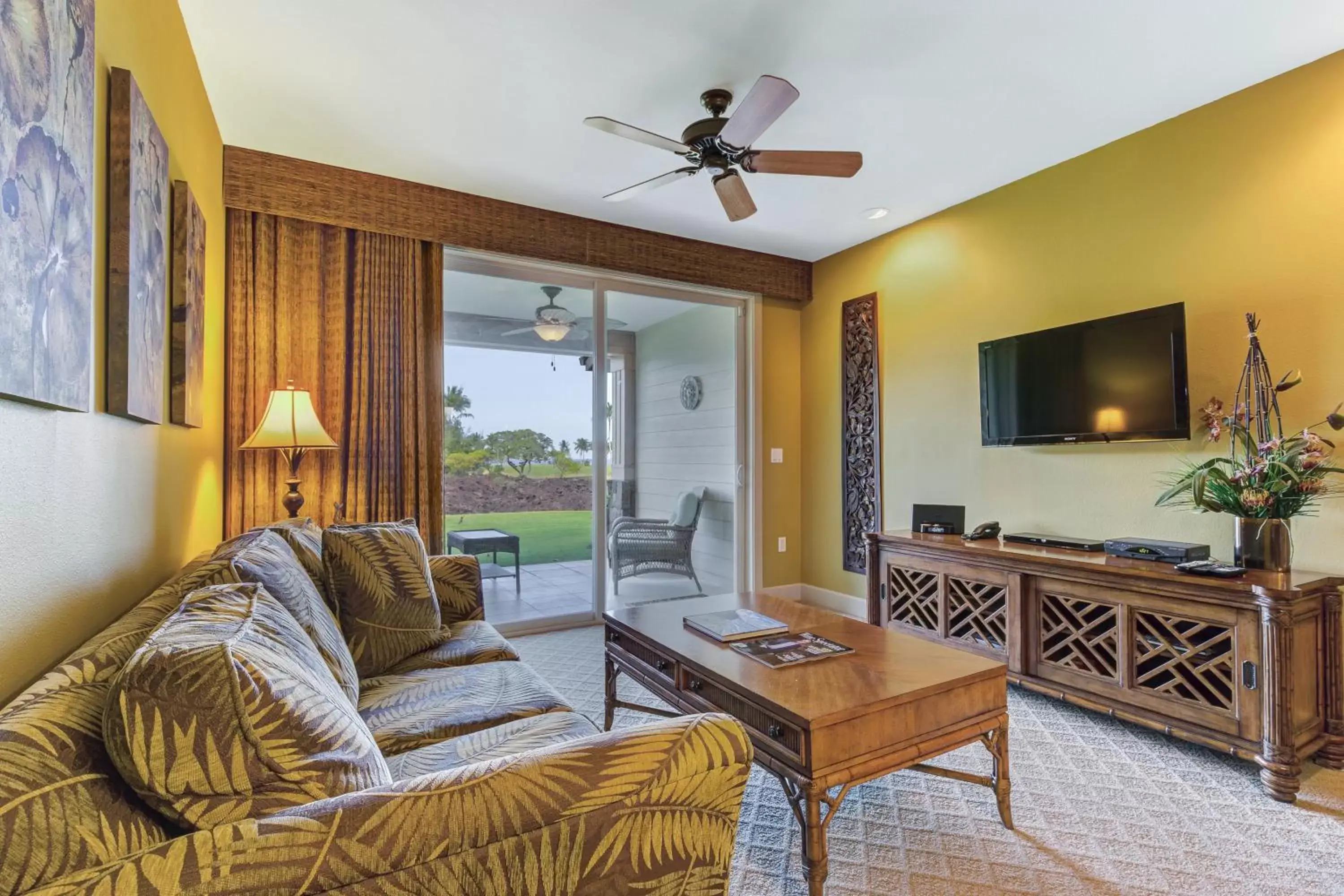 Living room, Lounge/Bar in Castle Halii Kai at Waikoloa