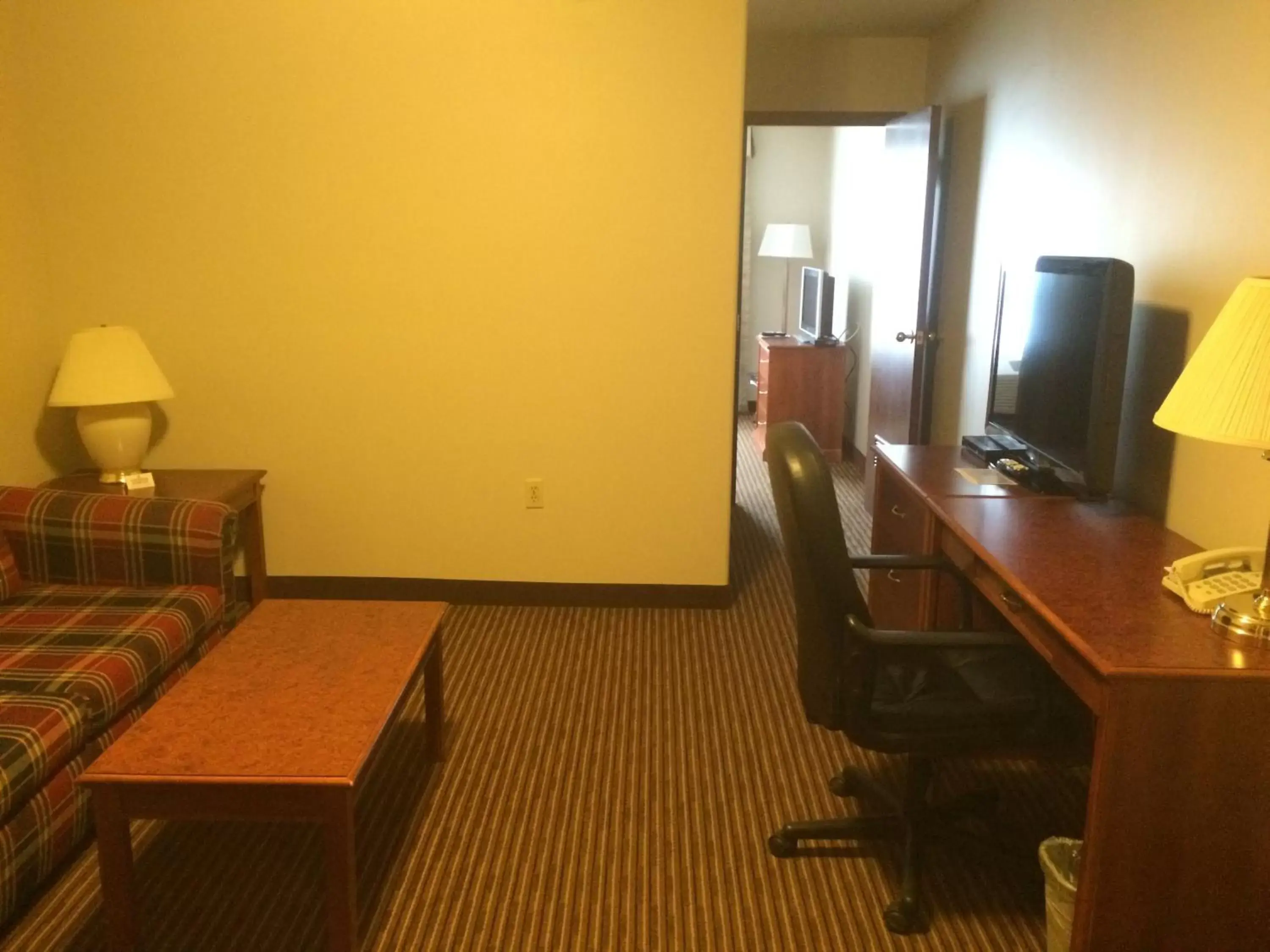 Living room, TV/Entertainment Center in Foxwood Inn and Suites