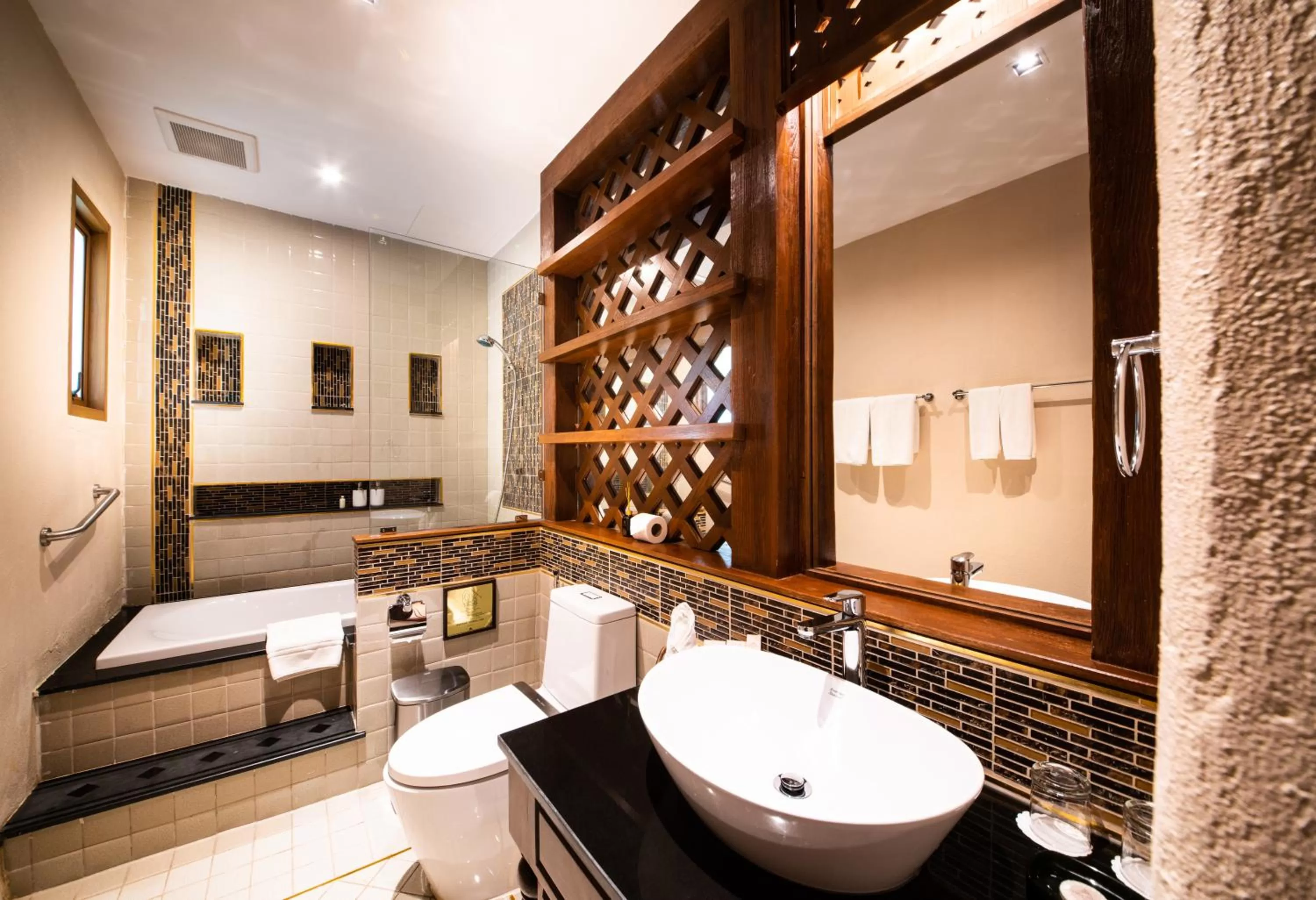 Shower in Phra Singh Village