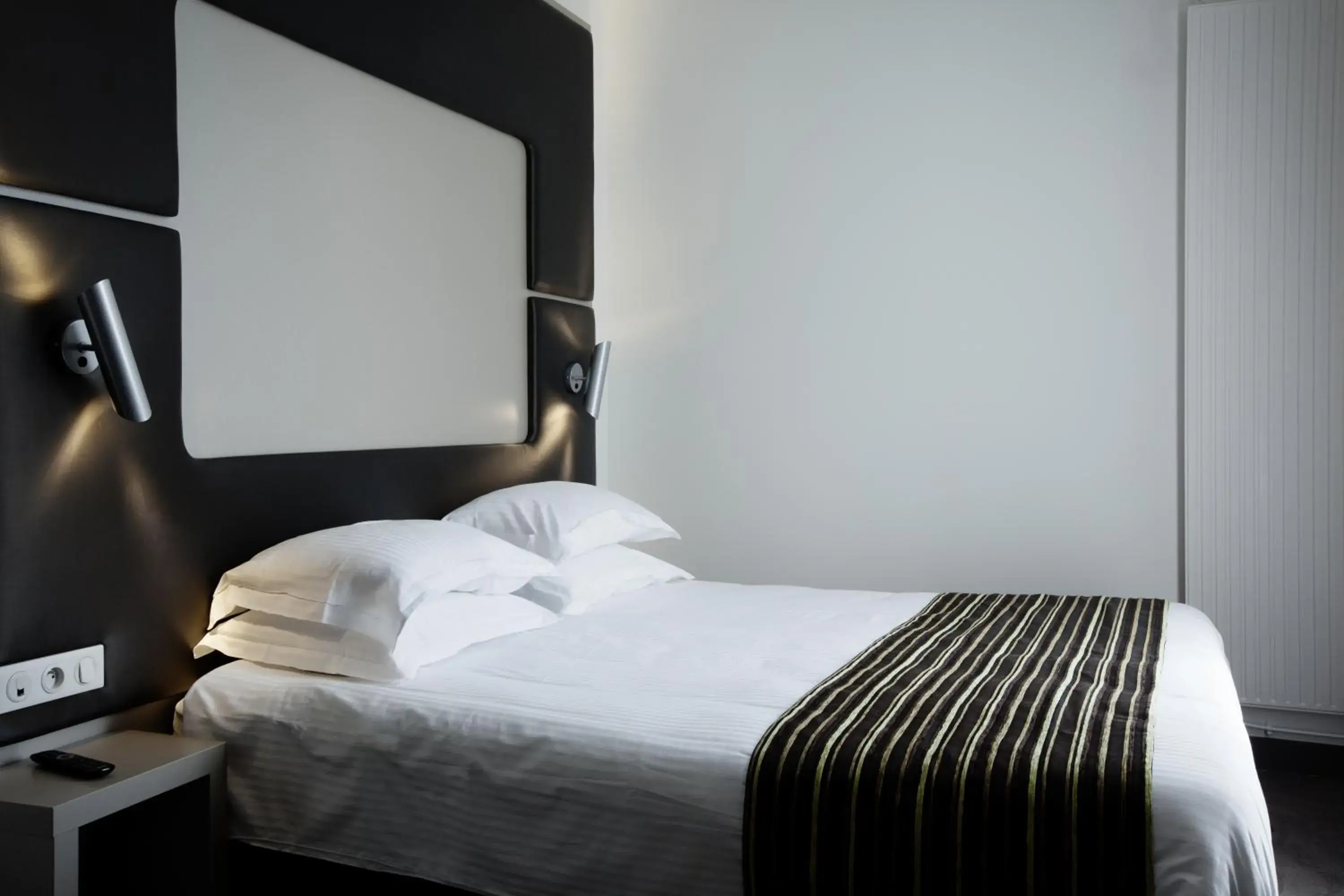 Bed in Brit Hotel de Grignan Vichy