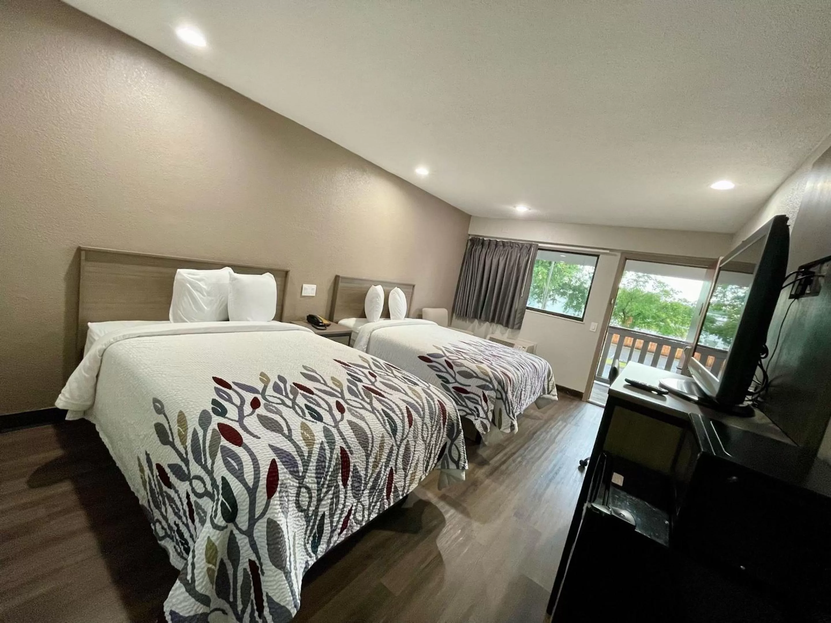 Photo of the whole room, Bed in Red Roof Inn Lafayette, LA