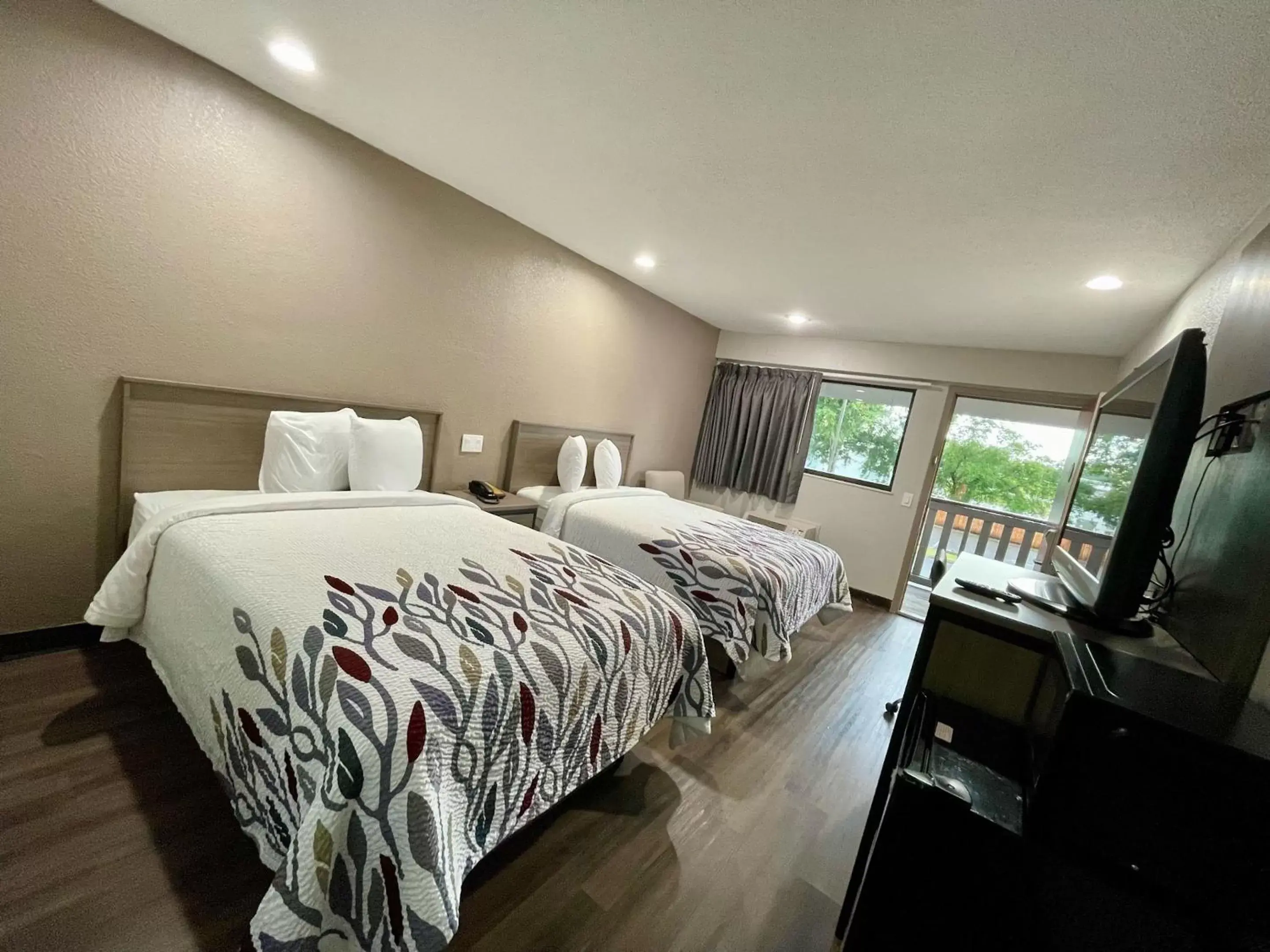 Photo of the whole room, Bed in Red Roof Inn Lafayette, LA Photo of the whole room, Bed in Red Roof Inn Lafayette, LA