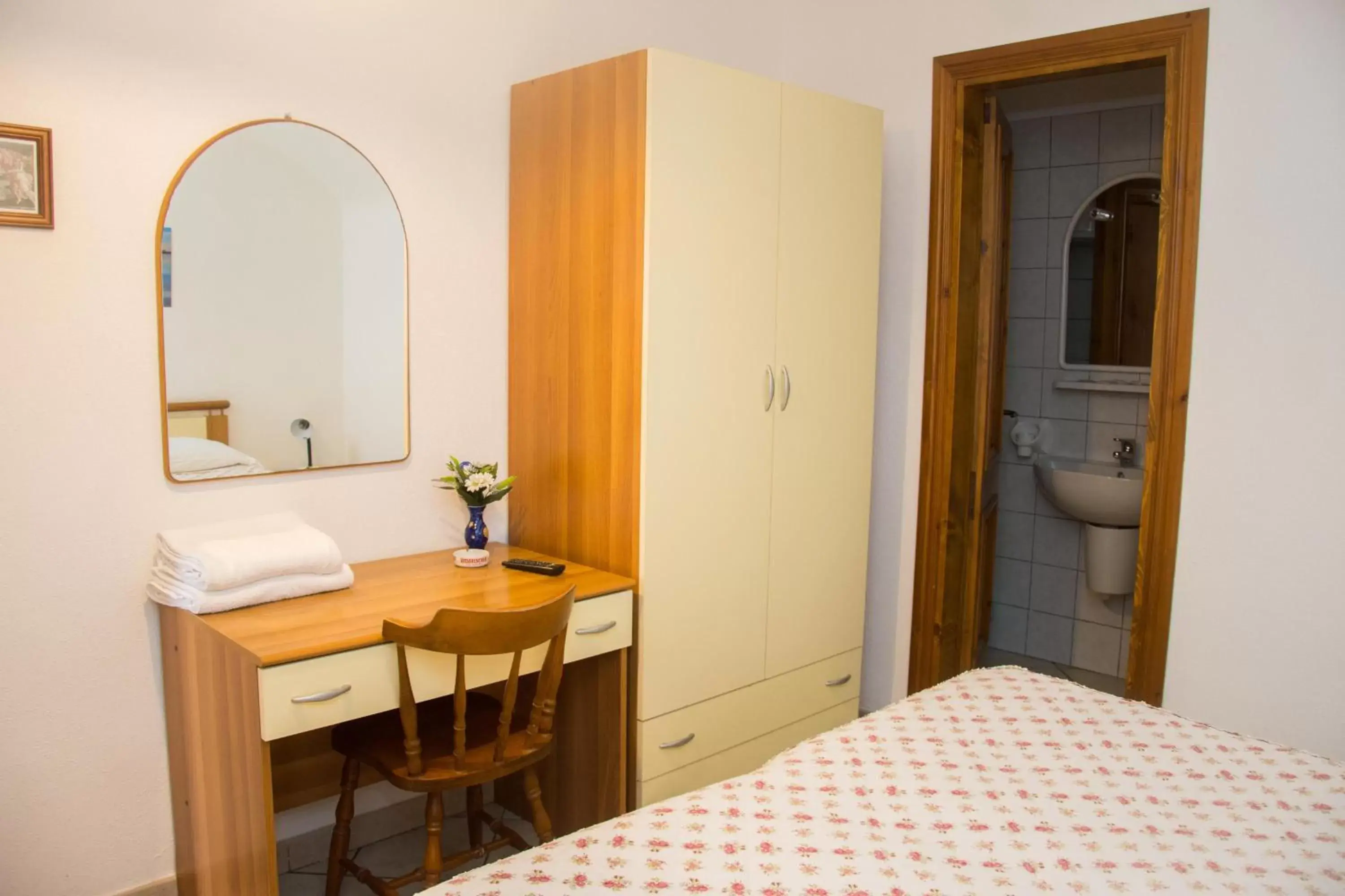 Bedroom, Bathroom in Hotel Villa Mena