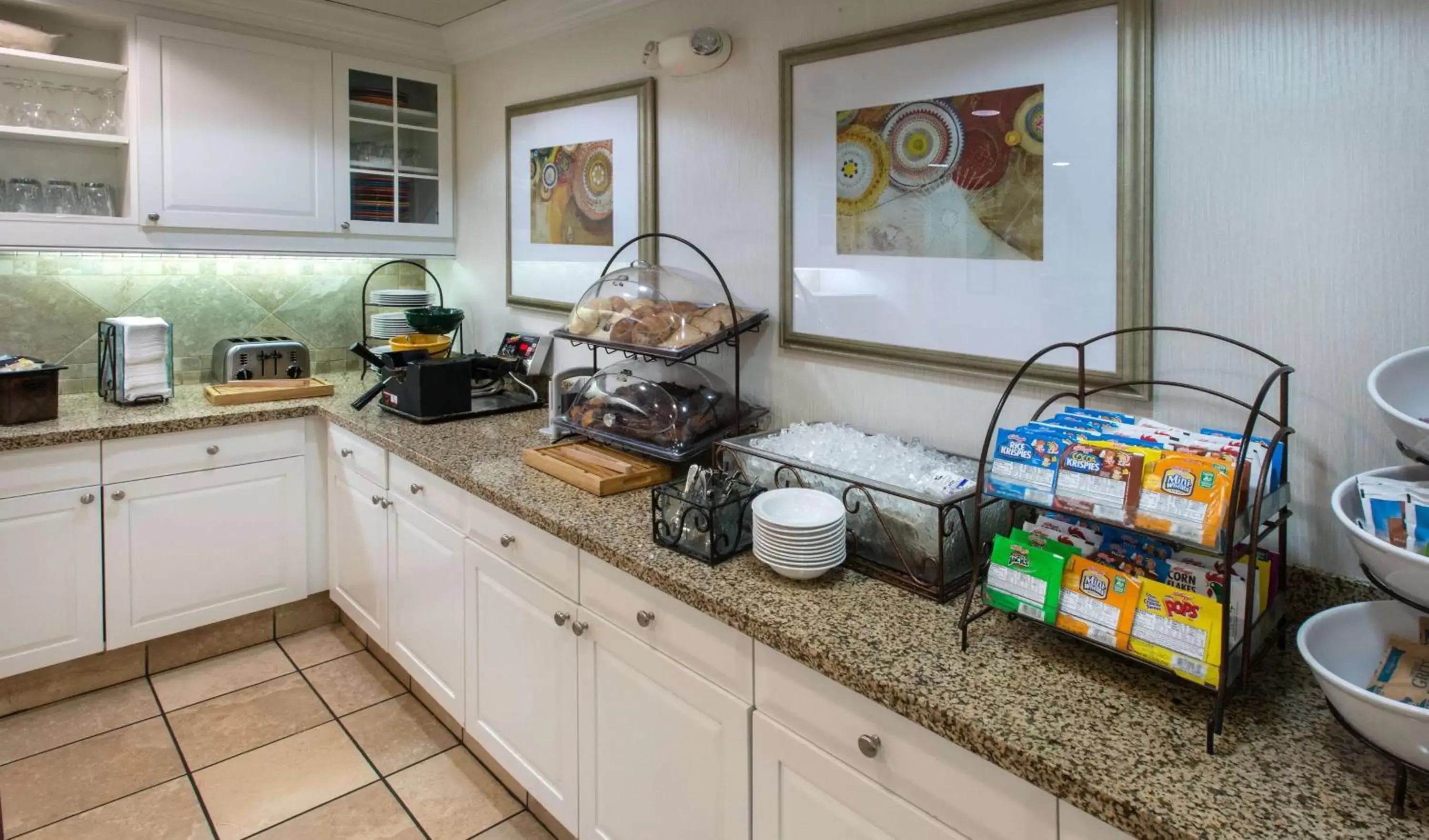 Breakfast, Kitchen/Kitchenette in Homewood Suites by Hilton Montgomery
