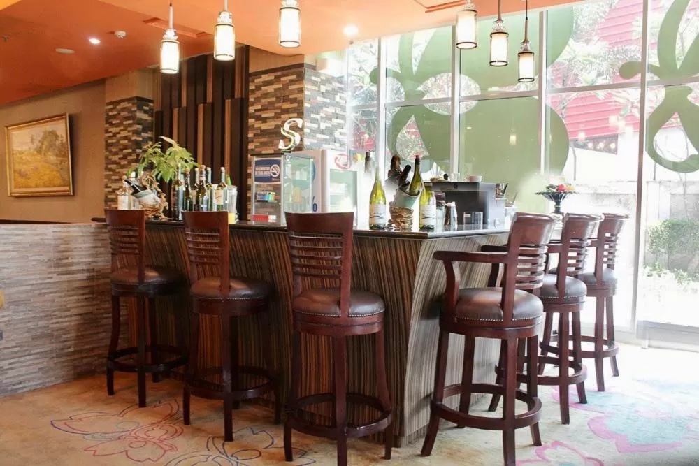 Restaurant/places to eat in Sapphire Sky Hotel & Conference