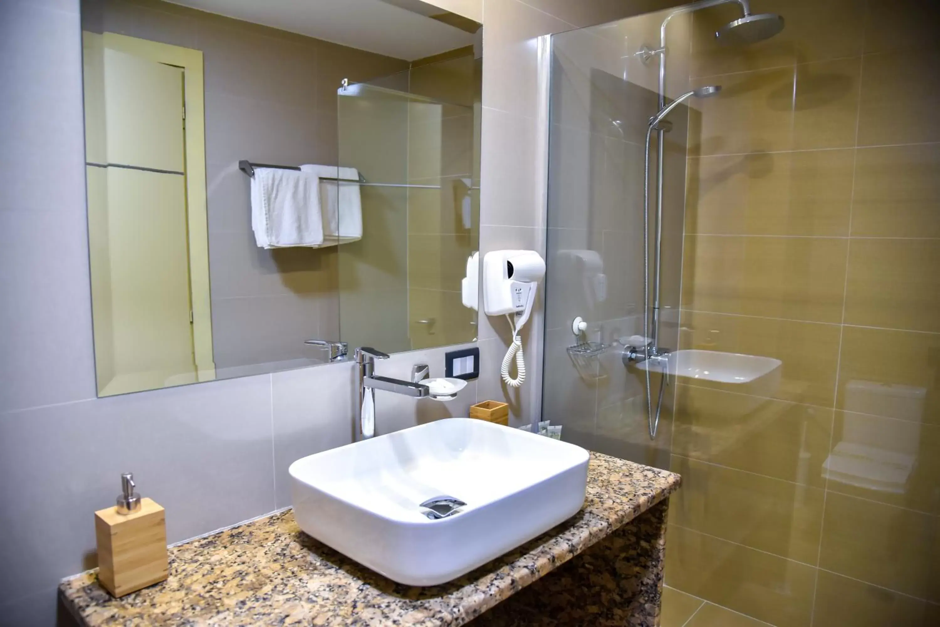 Shower, Bathroom in Hotel Cajupi