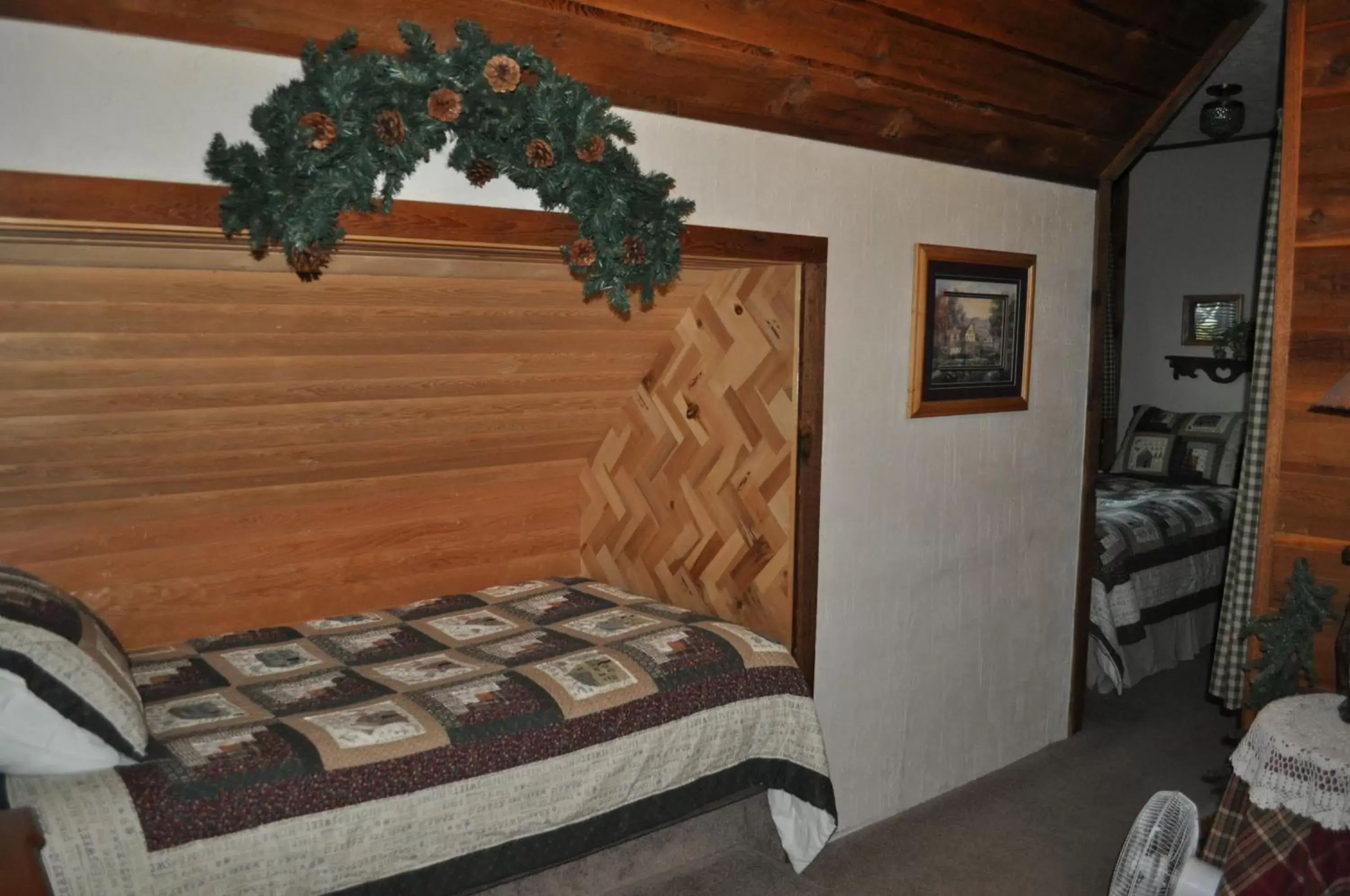Bedroom, Bed in Rocky Ridge Country Lodge