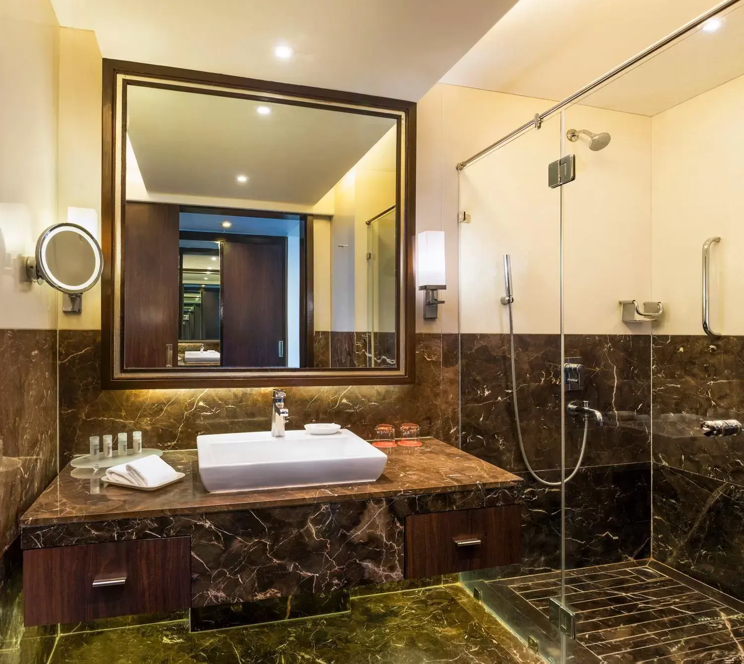 Club King Room with Lounge Access from 7pm - single occupancy - 9pm with complimentary in-house selection of liquor I 2 pints of beer and 2 pieces of laundry per day on non-cumulative basis in Le Meridien Nagpur Club King Room with Lounge Access from 7pm - single occupancy - 9pm with complimentary in-house selection of liquor I 2 pints of beer and 2 pieces of laundry per day on non-cumulative basis in Le Meridien Nagpur