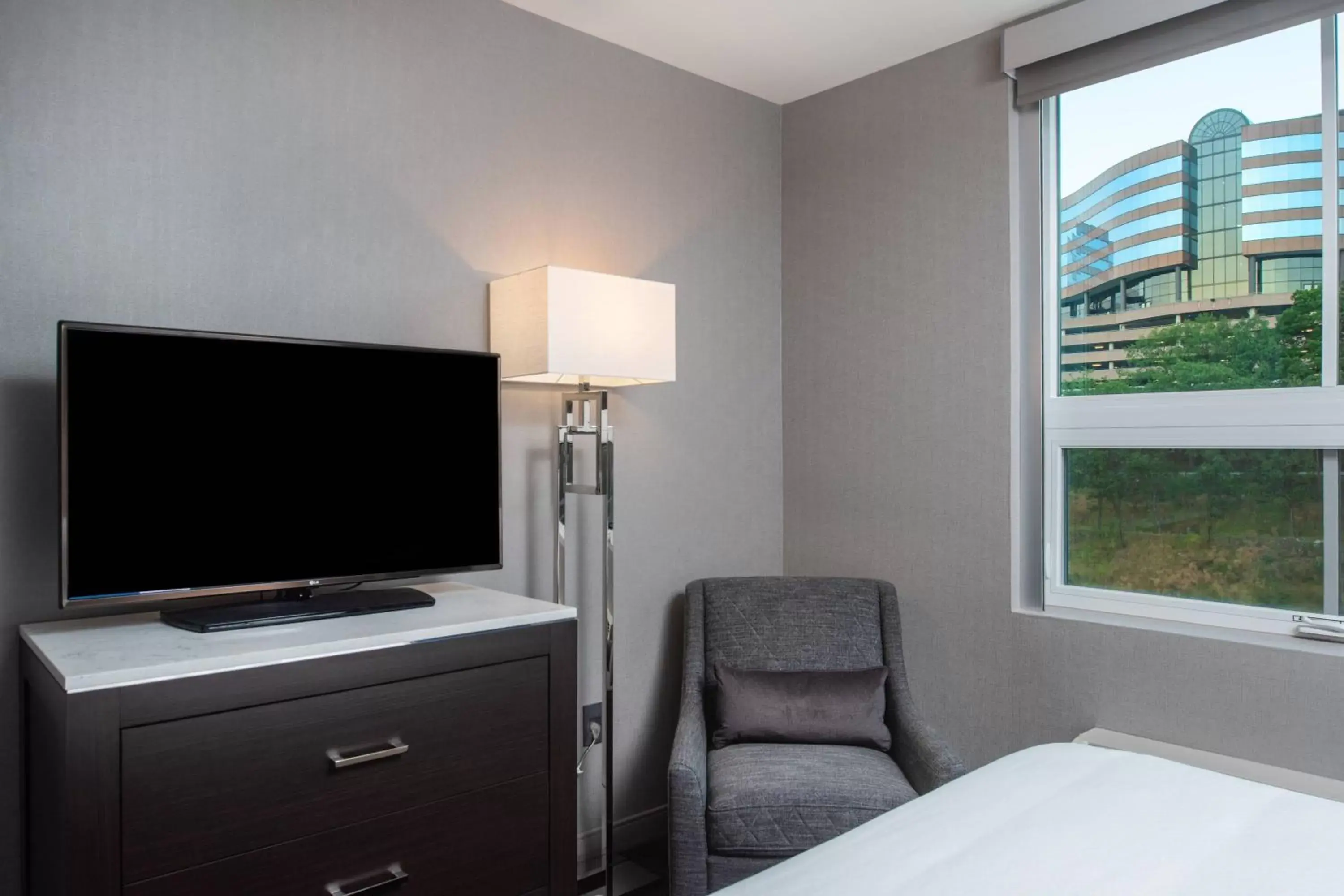 Bedroom, TV/Entertainment Center in Fairfield Inn & Suites by Marriott Boston Waltham