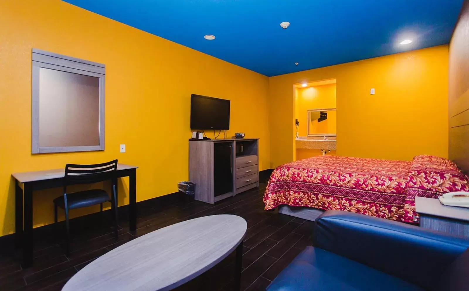 Bedroom, TV/Entertainment Center in Moonlight Suites - Houston/George Bush Int'l Airport