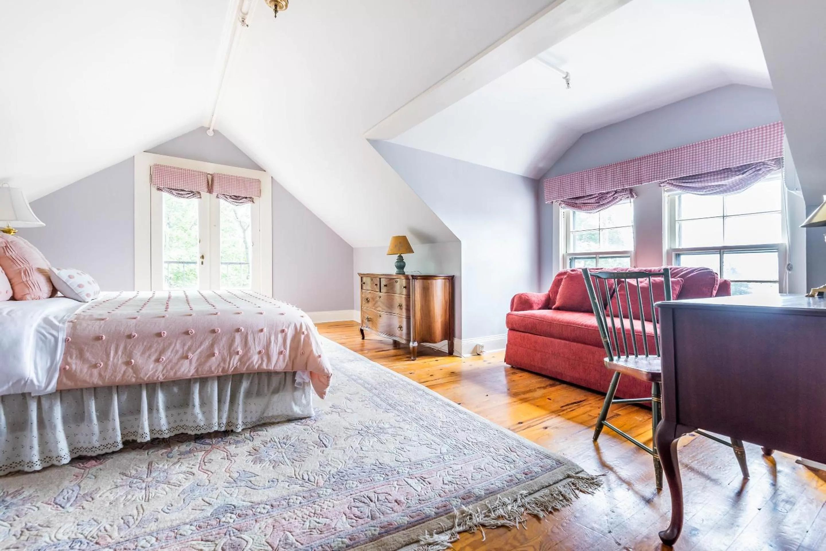 Avaloch Suite, 2 Rooms, King Bed, 2 Sofa Beds, Mountain View in Apple Tree Inn