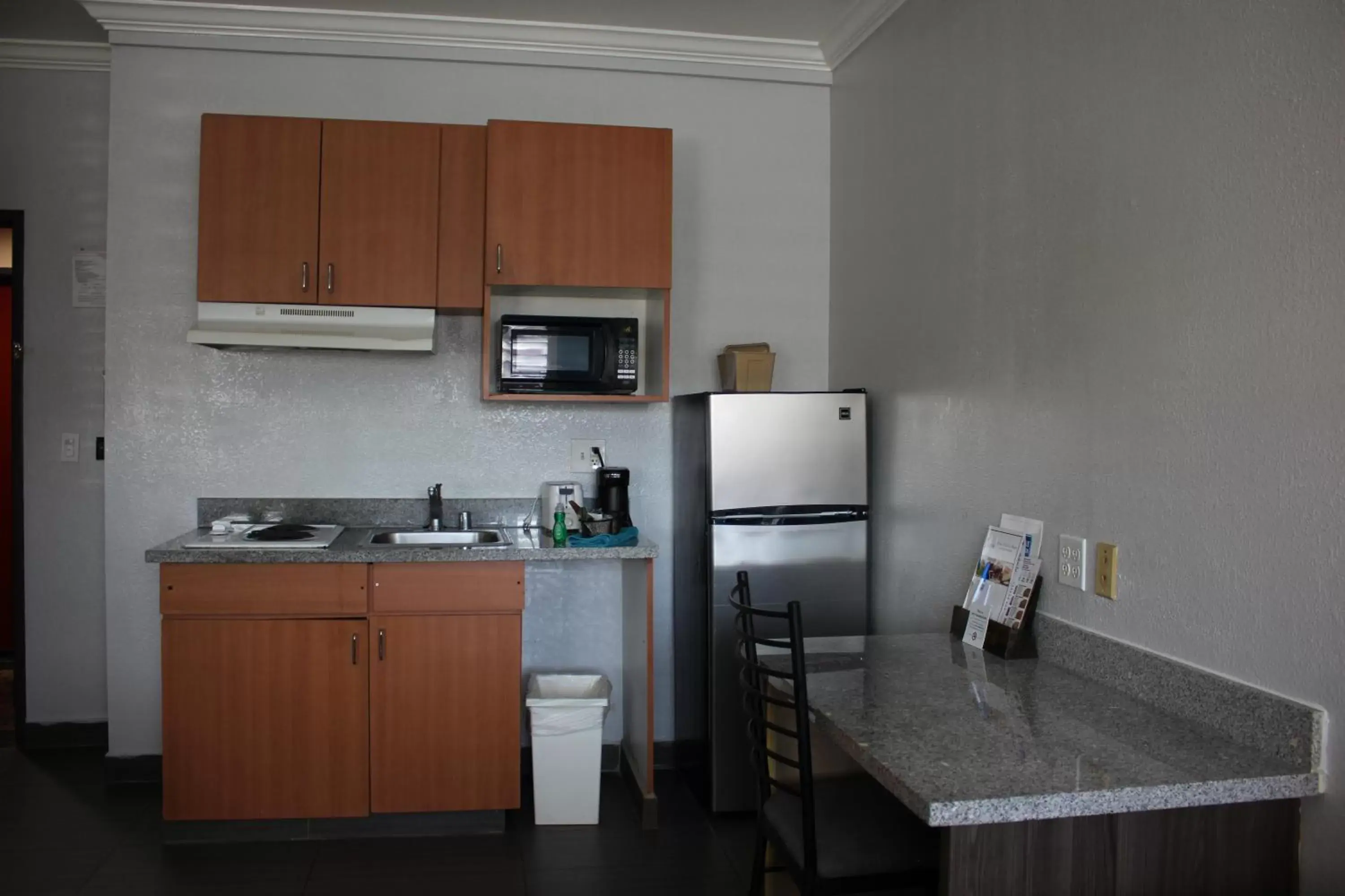 Kitchen/Kitchenette in Rodeway Inn & Suites