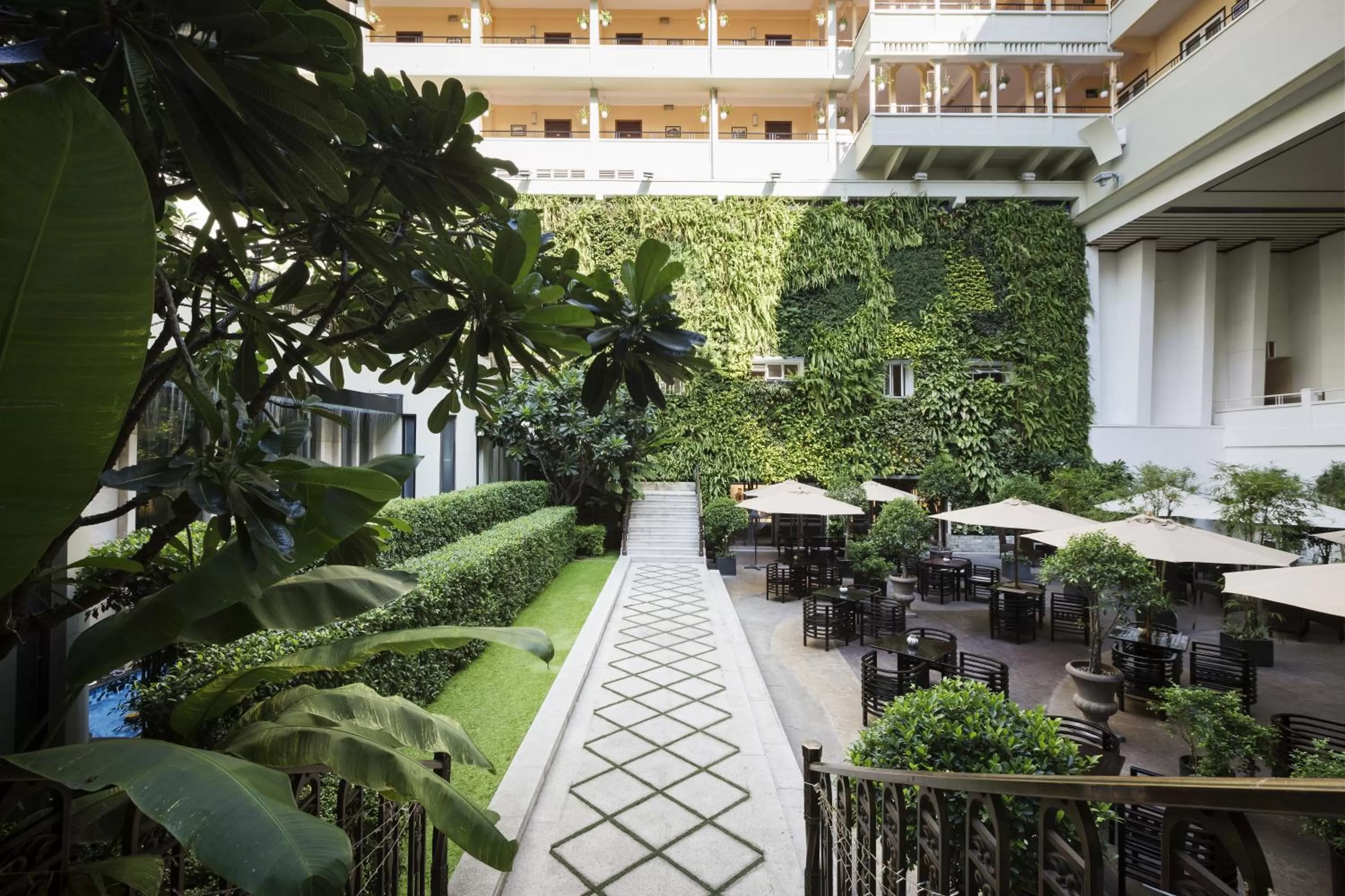 Restaurant/places to eat in Rex Hotel