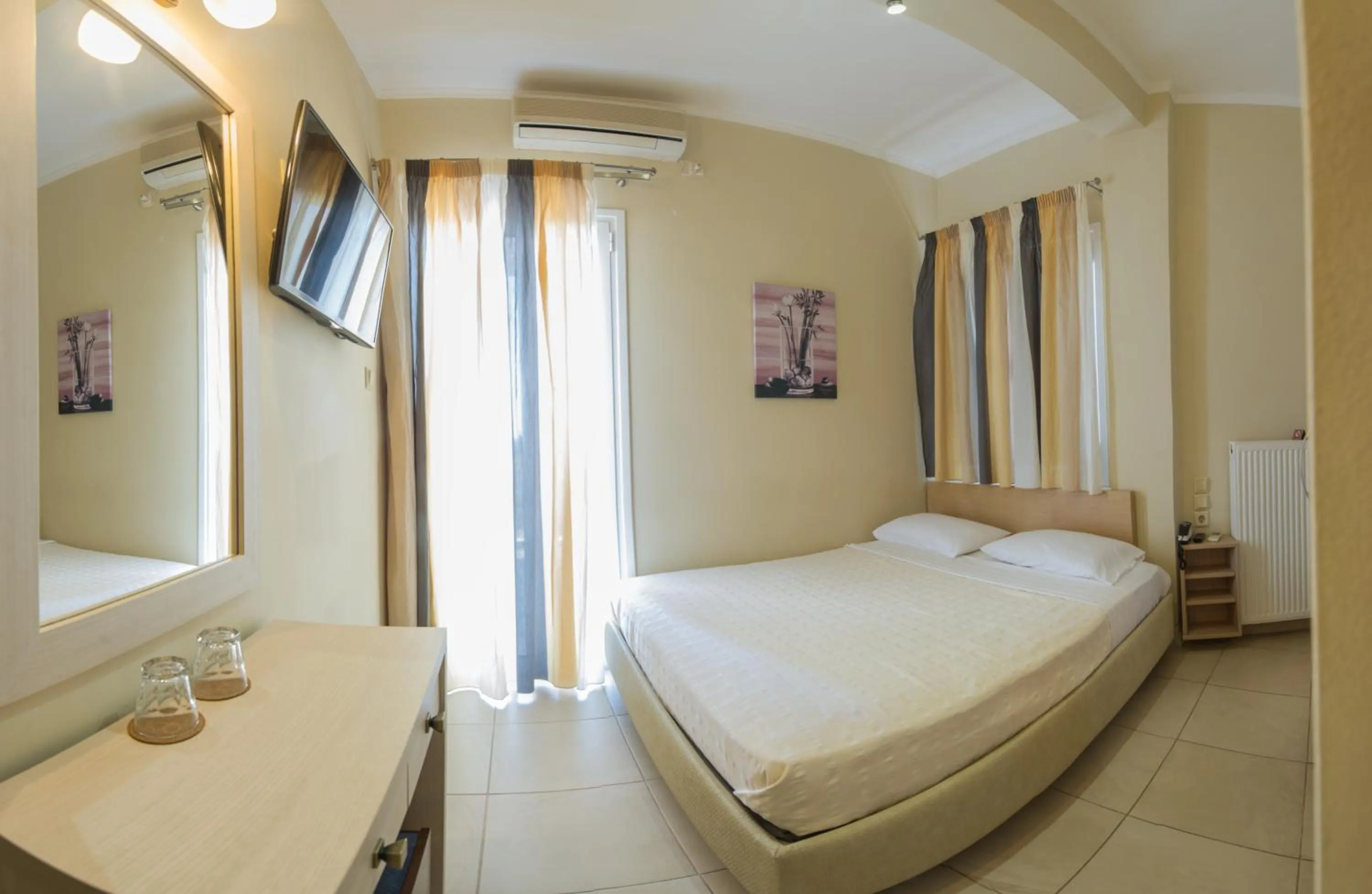 Photo of the whole room, Bed in San Nectarios