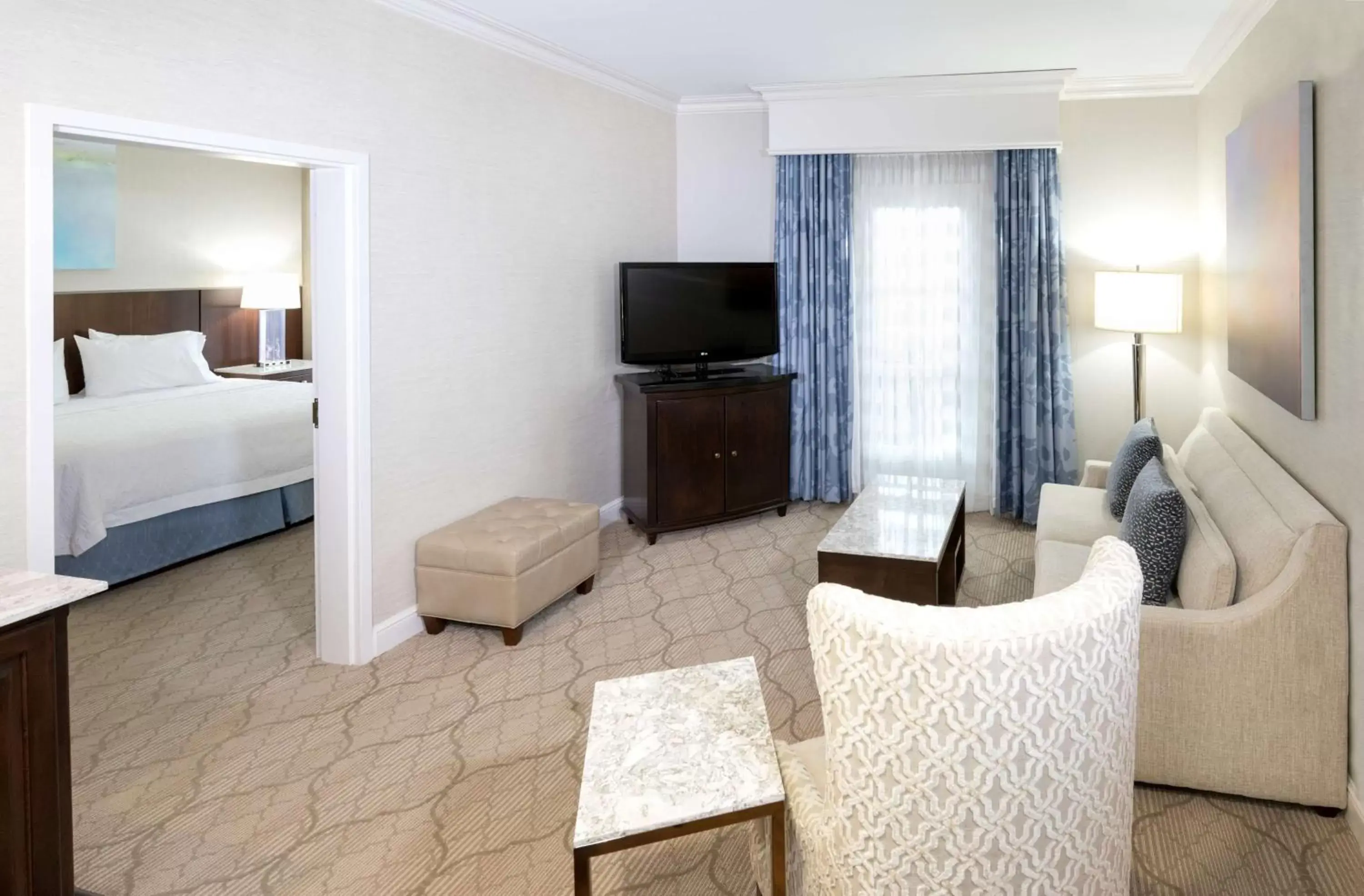 Bedroom, TV/Entertainment Center in Hampton Inn & Suites South Park at Phillips Place