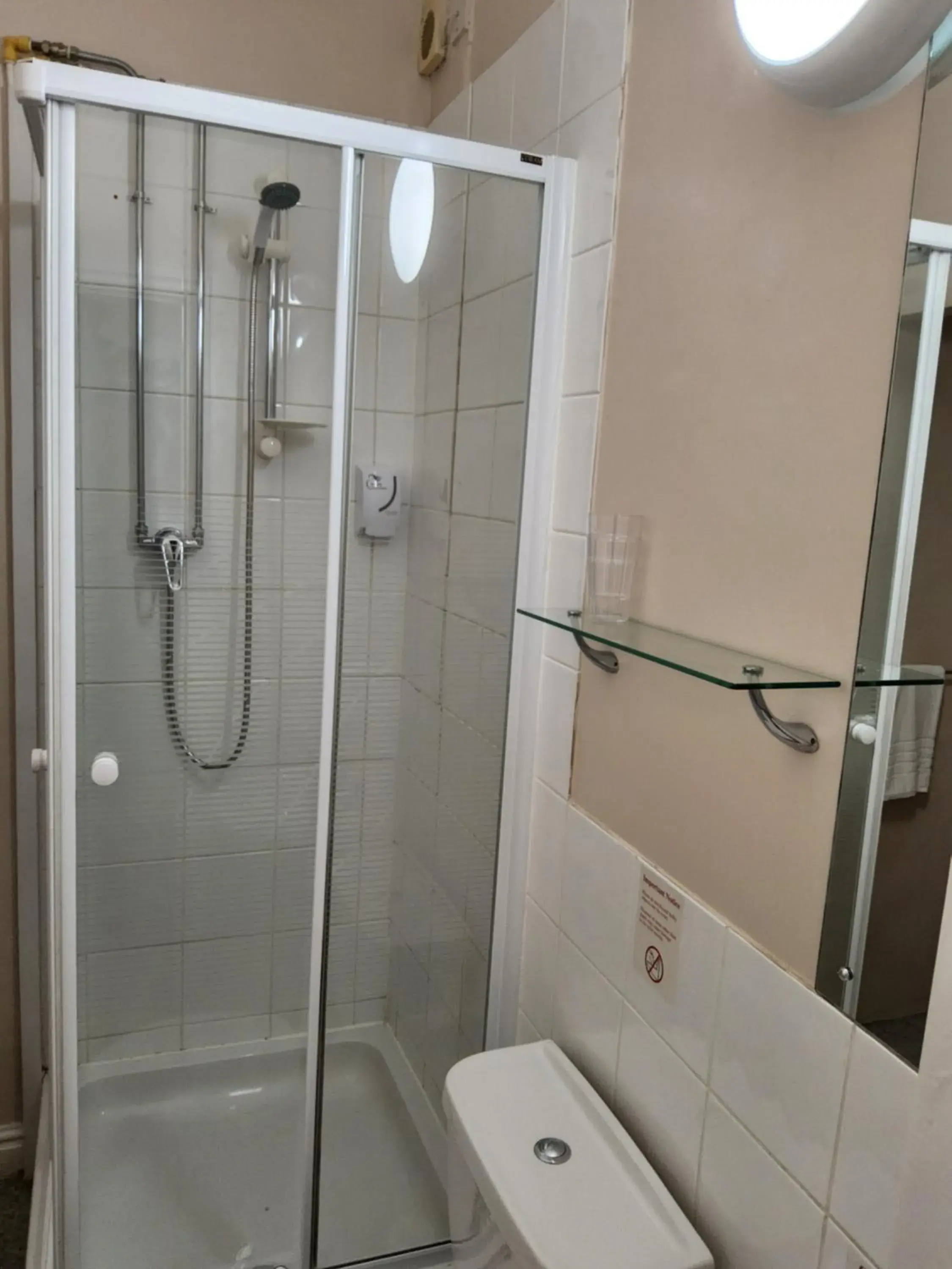 Shower, Bathroom in The Avenue Hotel