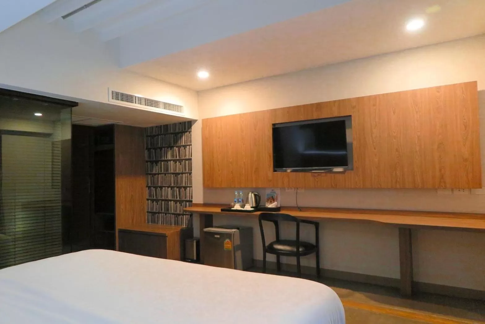 TV and multimedia, Bed in V20 Boutique Jacuzzi Hotel