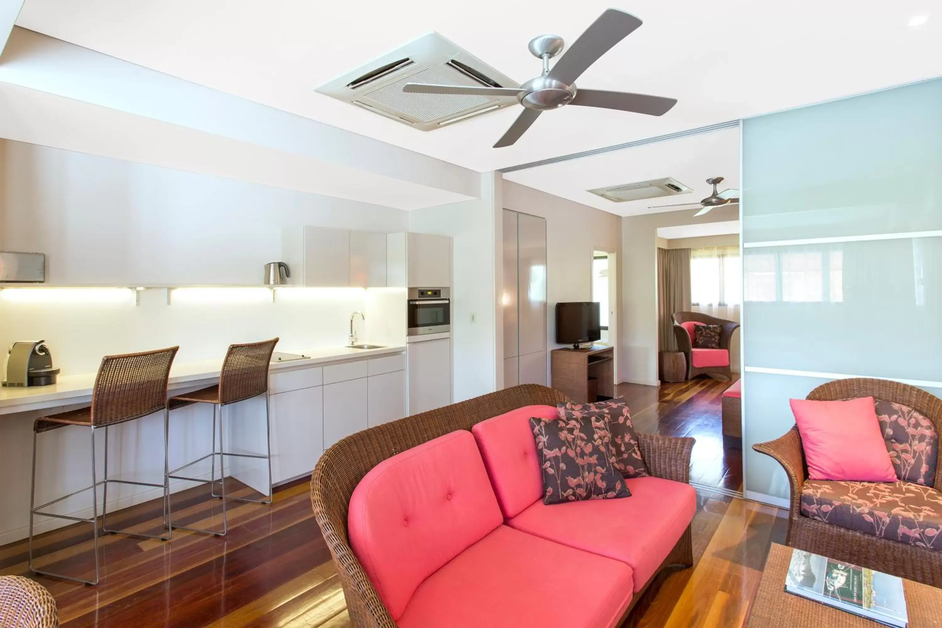 Kitchen or kitchenette, Seating Area in Kimberley Sands Resort