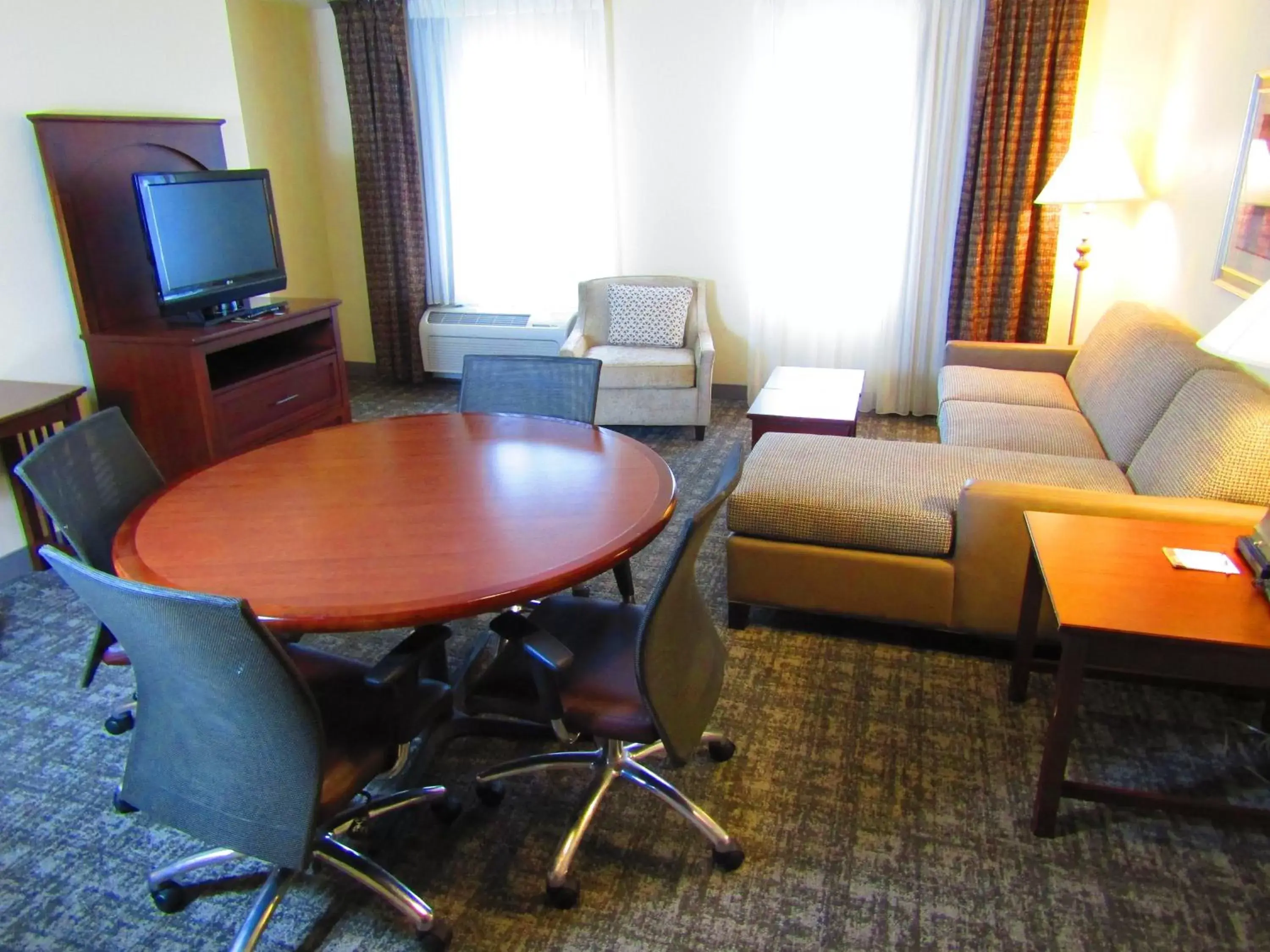 Photo of the whole room, Lounge/Bar in Staybridge Suites Rochester University, an IHG Hotel
